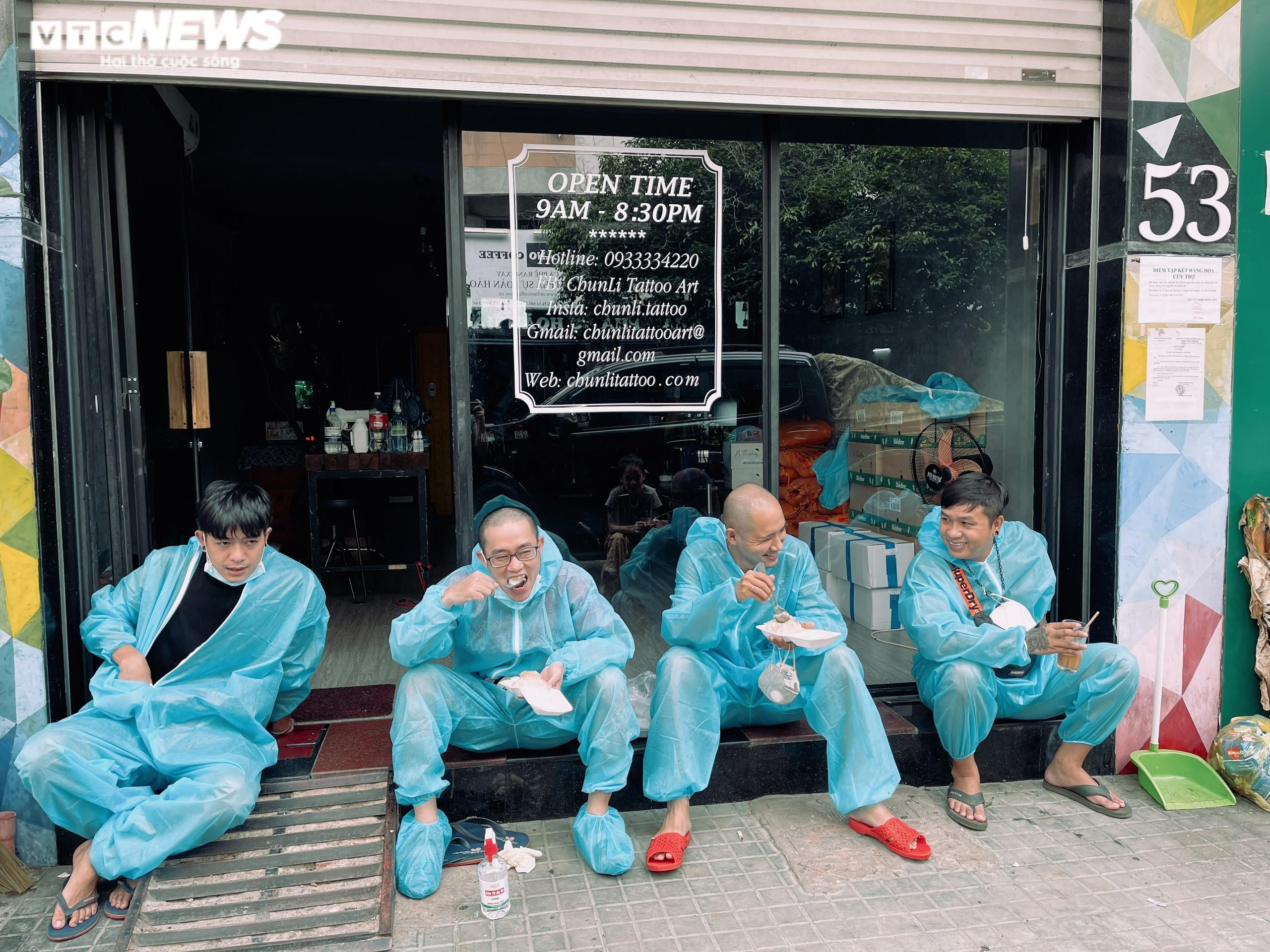 Những trái tim nhân ái rực sáng trong bão COVID-19 ở TP.HCM một năm trước - 2