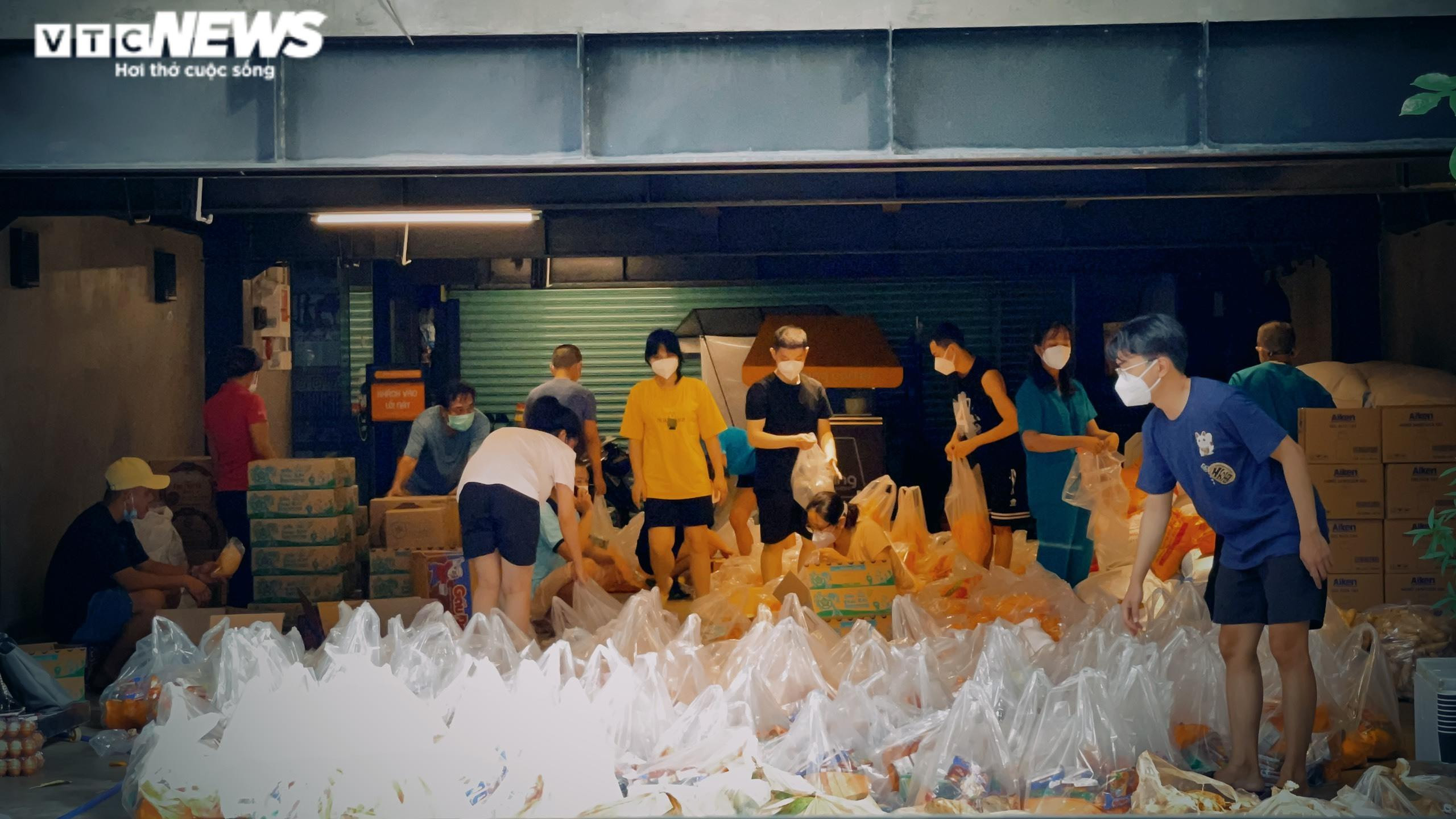 Những trái tim nhân ái rực sáng trong bão COVID-19 ở TP.HCM một năm trước - 3