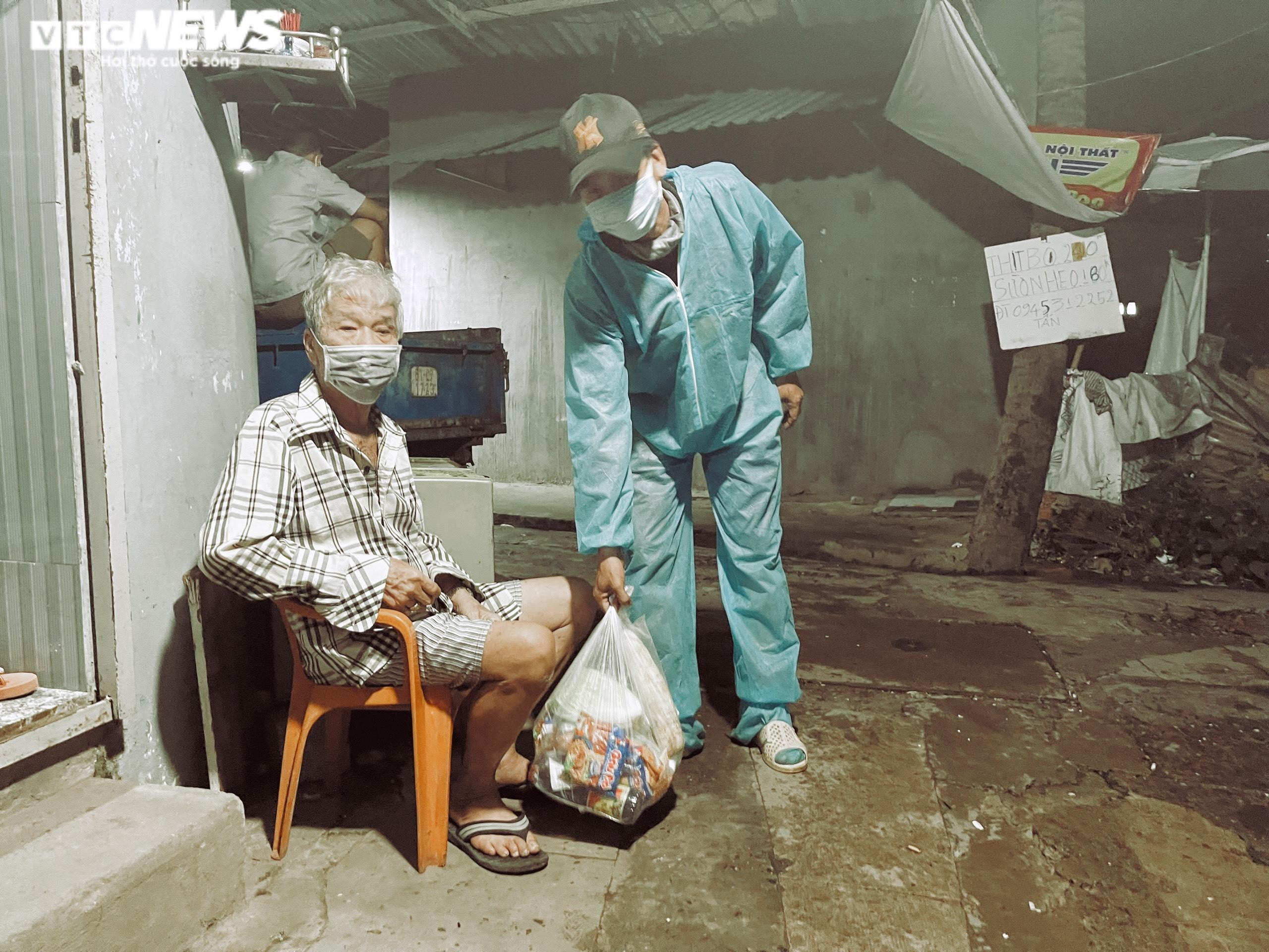 Những trái tim nhân ái rực sáng trong bão COVID-19 ở TP.HCM một năm trước - 5