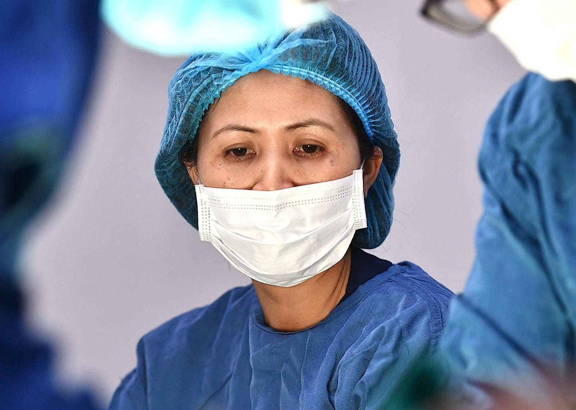 Nhiều nhân viên y tế ở bệnh viện công nghỉ việc, ai sẽ thiệt thòi nhất? - 2