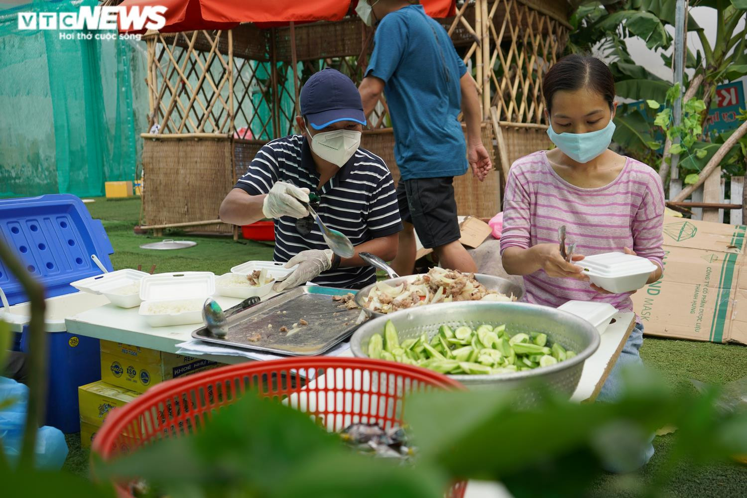 Những trái tim nhân ái rực sáng trong bão COVID-19 ở TP.HCM một năm trước - 8