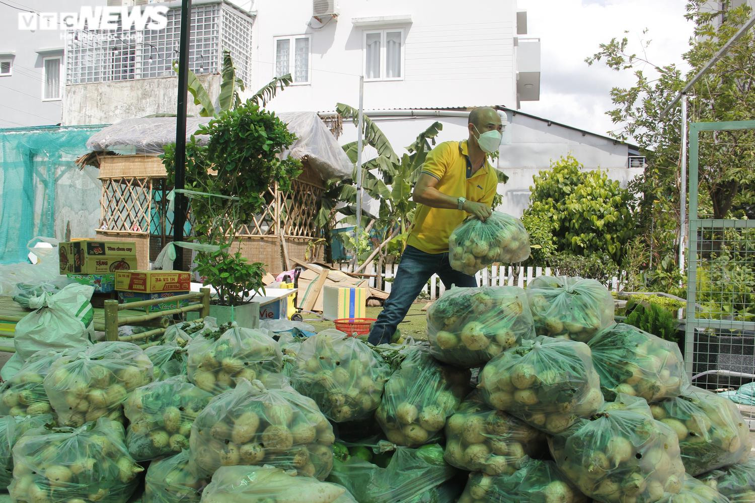 Những trái tim nhân ái rực sáng trong bão COVID-19 ở TP.HCM một năm trước - 6