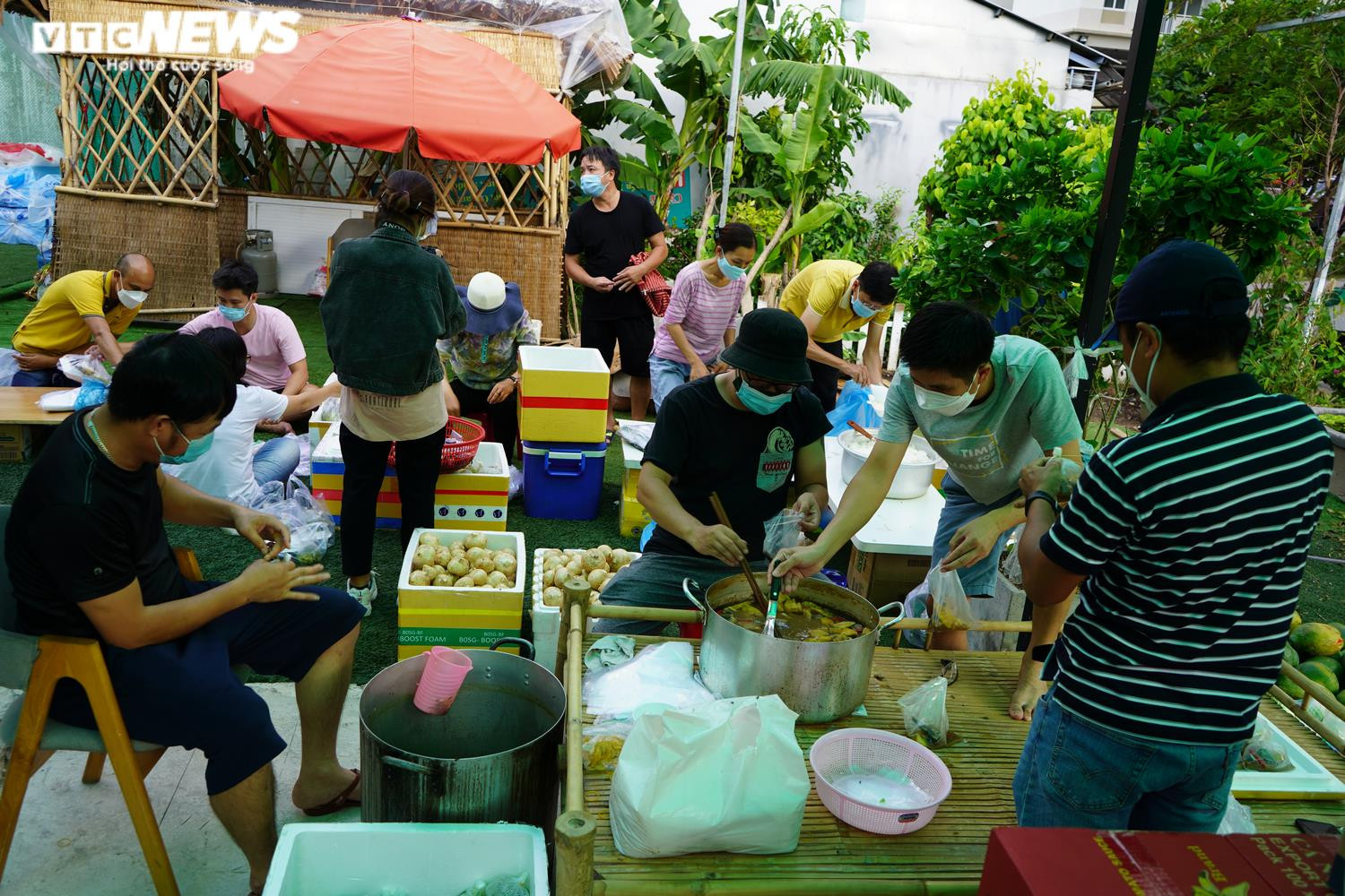 Những trái tim nhân ái rực sáng trong bão COVID-19 ở TP.HCM một năm trước - 7