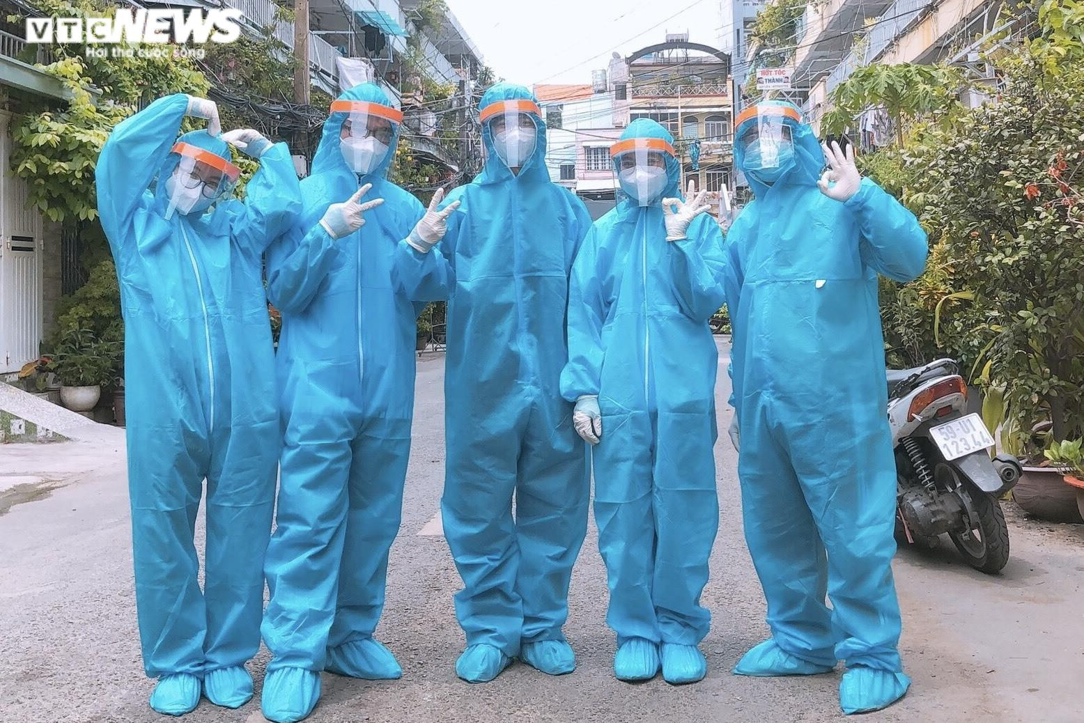 Giành giật sự sống cho bệnh nhân COVID-19 trên chuyến xe tình nguyện - 5