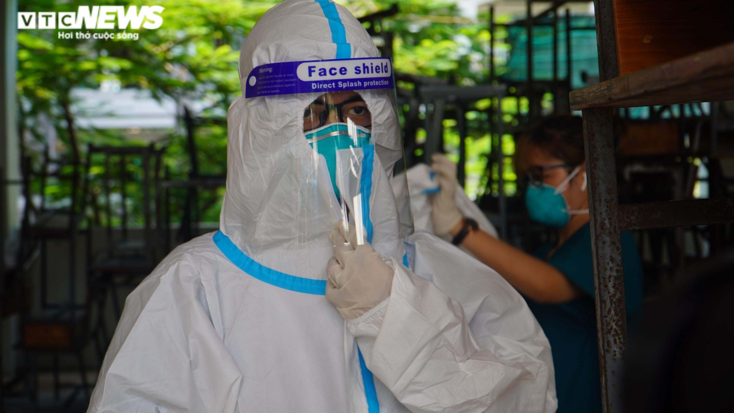 Giành giật sự sống cho bệnh nhân COVID-19 trên chuyến xe tình nguyện - 1