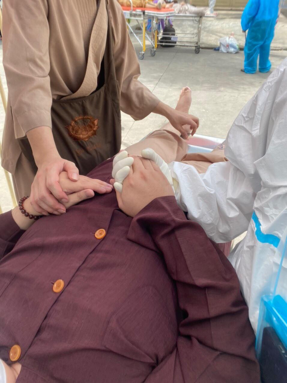 Giành giật sự sống cho bệnh nhân COVID-19 trên chuyến xe tình nguyện - 2