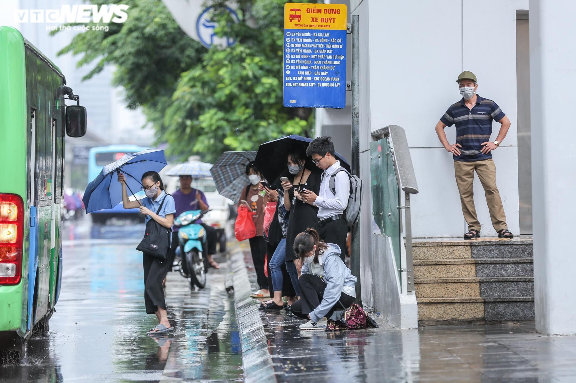 Mưa trắng trời khiến nhiều tuyến đường ùn tắc, người Hà Nội chật vật đi làm sáng - 14
