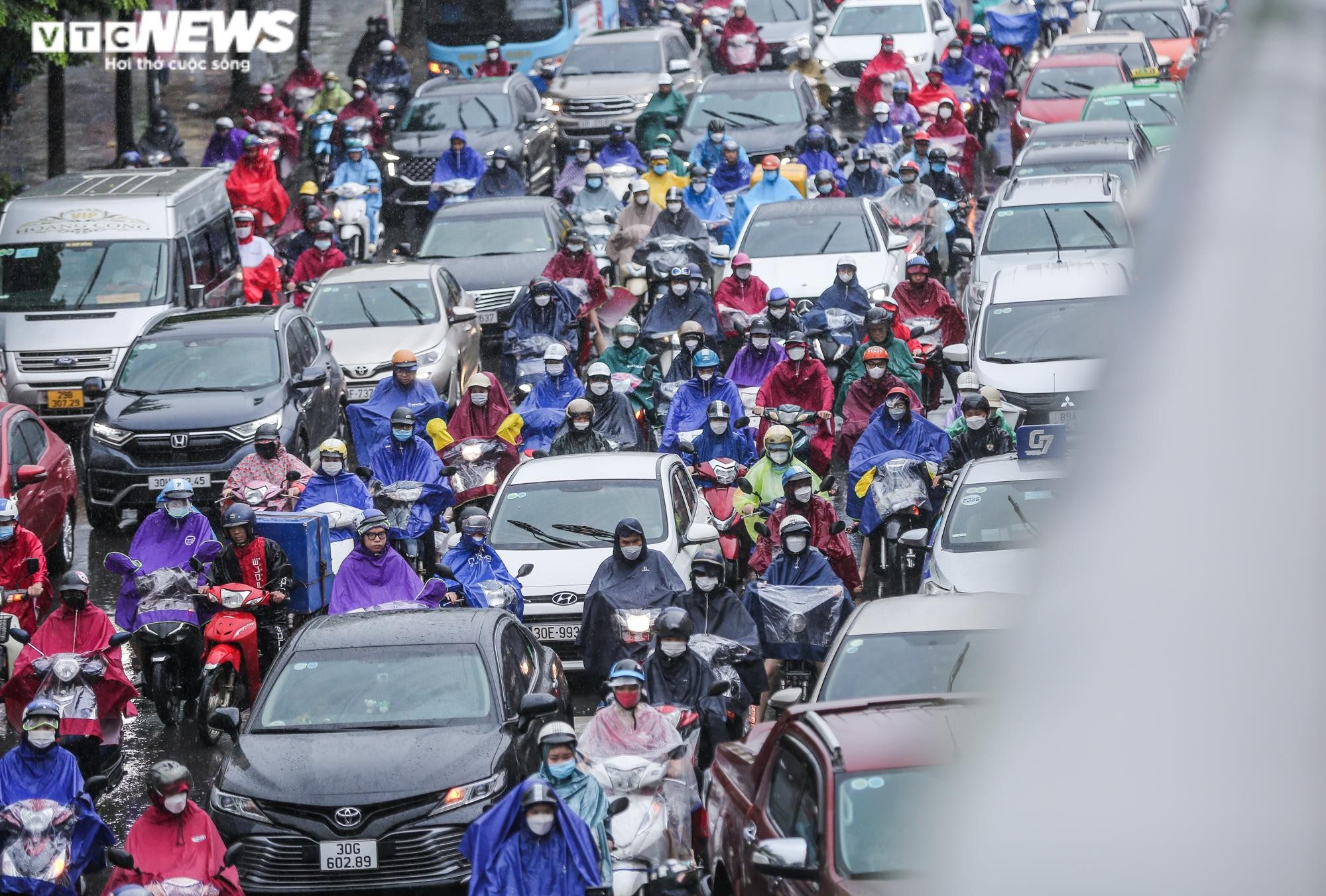 Mưa trắng trời khiến nhiều tuyến đường ùn tắc, người Hà Nội chật vật đi làm sáng - 3