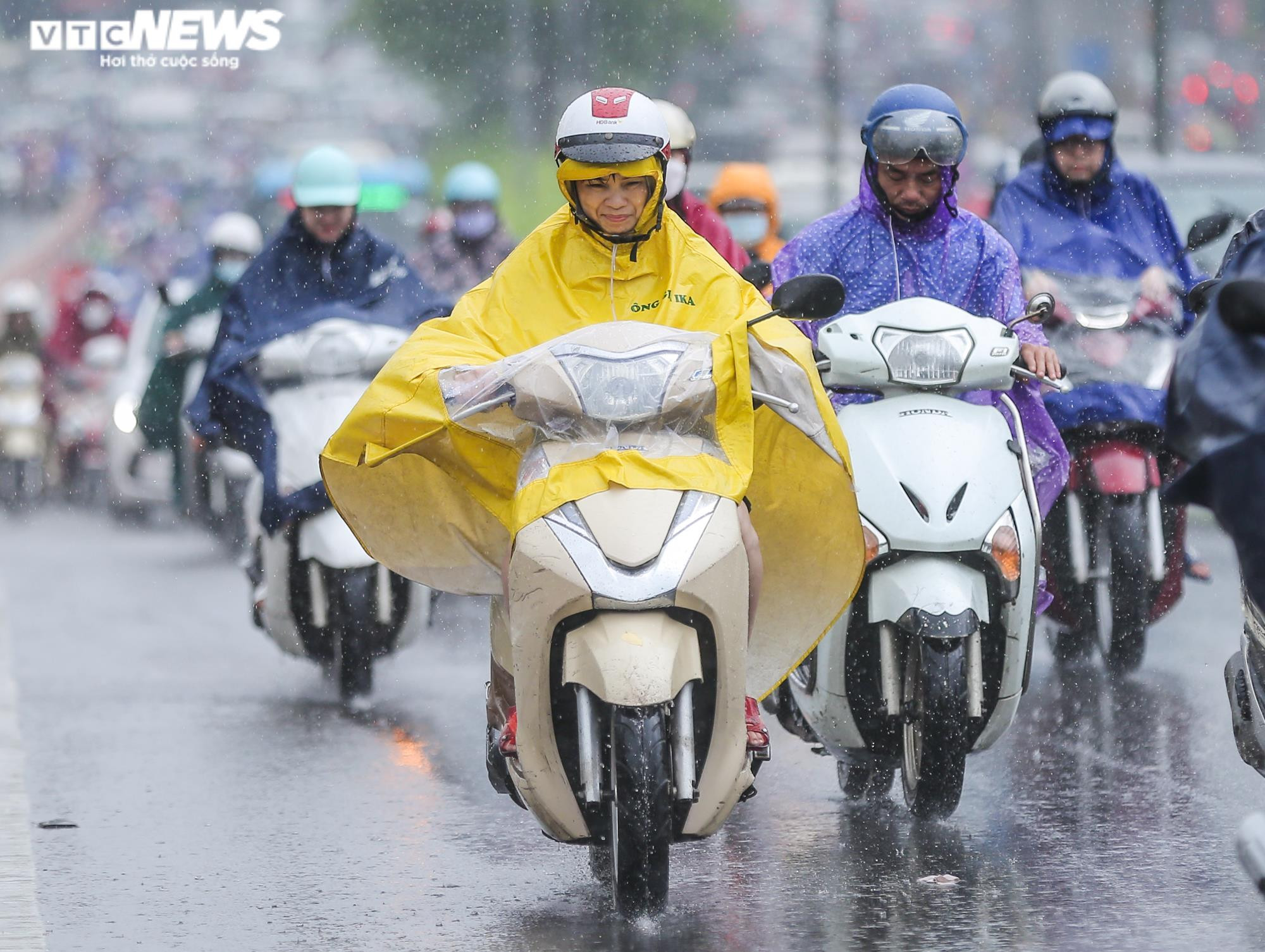 Mưa trắng trời khiến nhiều tuyến đường ùn tắc, người Hà Nội chật vật đi làm sáng - 6