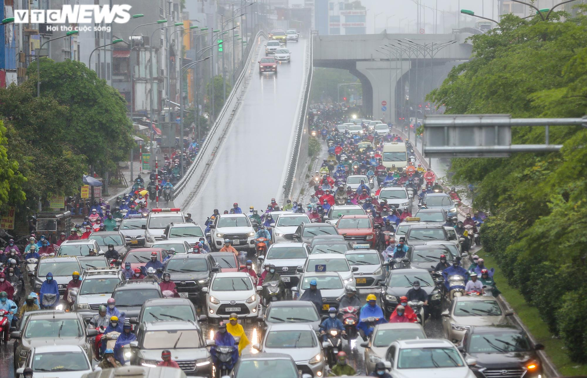 Mưa trắng trời khiến nhiều tuyến đường ùn tắc, người Hà Nội chật vật đi làm sáng - 8