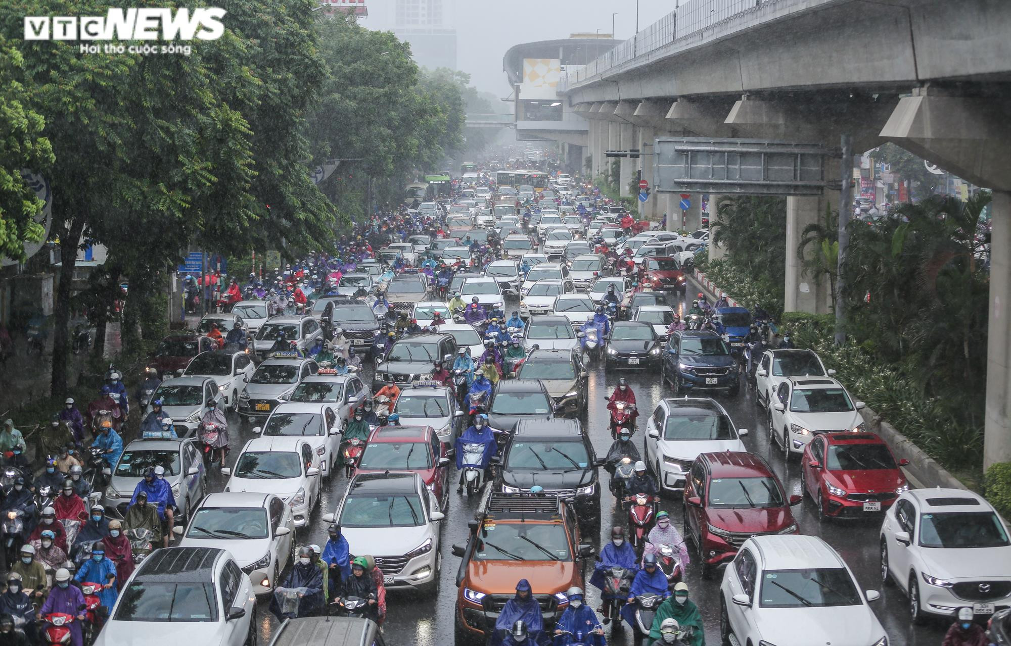 Mưa trắng trời khiến nhiều tuyến đường ùn tắc, người Hà Nội chật vật đi làm sáng - 2