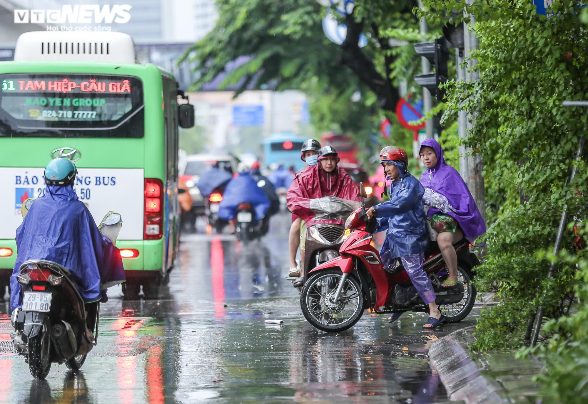 Mưa trắng trời khiến nhiều tuyến đường ùn tắc, người Hà Nội chật vật đi làm sáng - 10