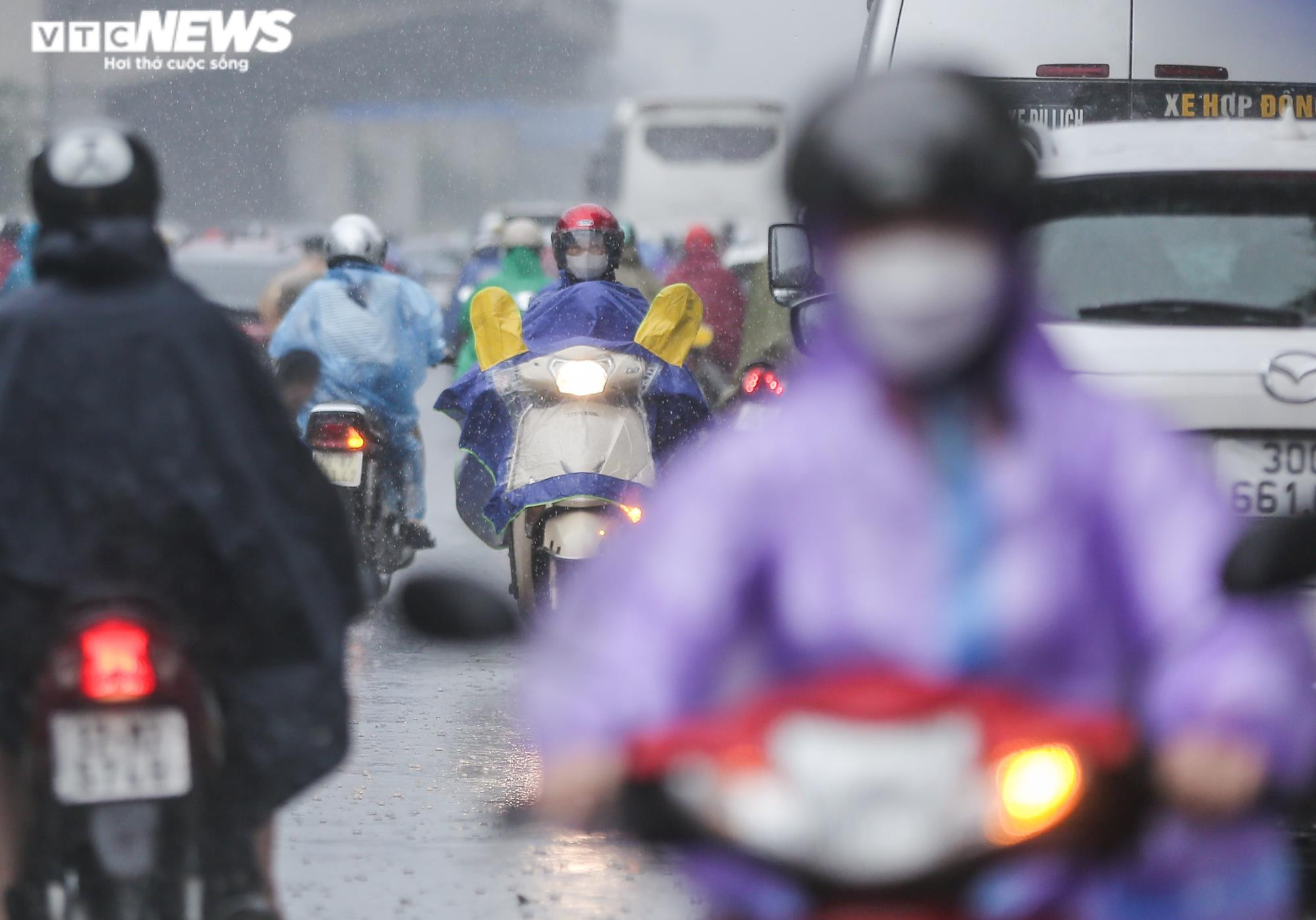 Mưa trắng trời khiến nhiều tuyến đường ùn tắc, người Hà Nội chật vật đi làm sáng - 11