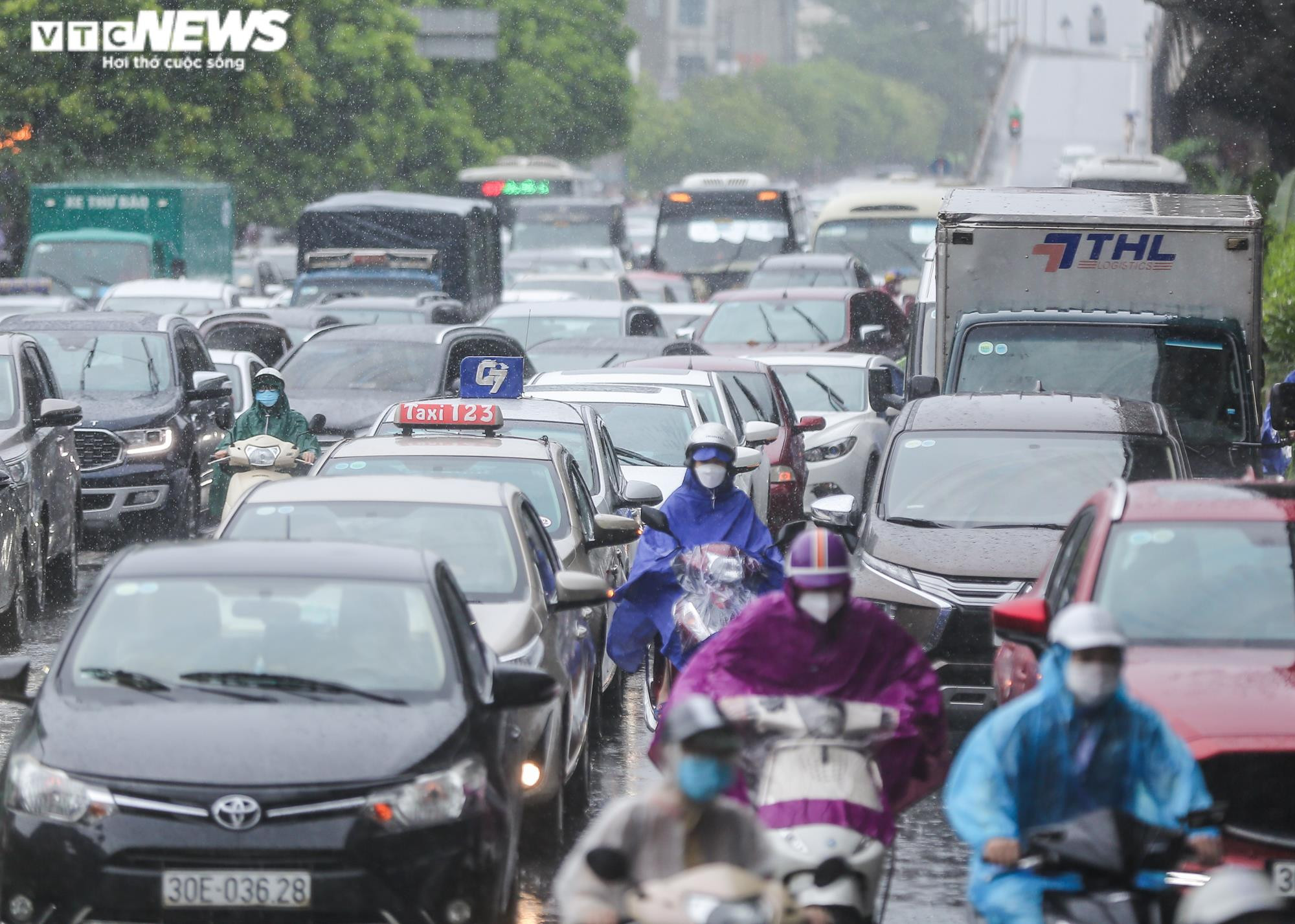 Mưa trắng trời khiến nhiều tuyến đường ùn tắc, người Hà Nội chật vật đi làm sáng - 9
