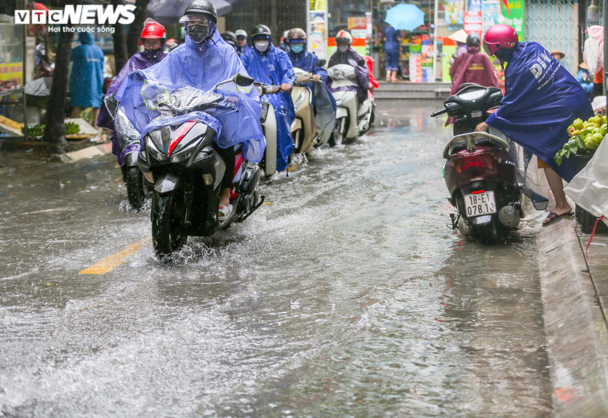 Mưa trắng trời khiến nhiều tuyến đường ùn tắc, người Hà Nội chật vật đi làm sáng - 13