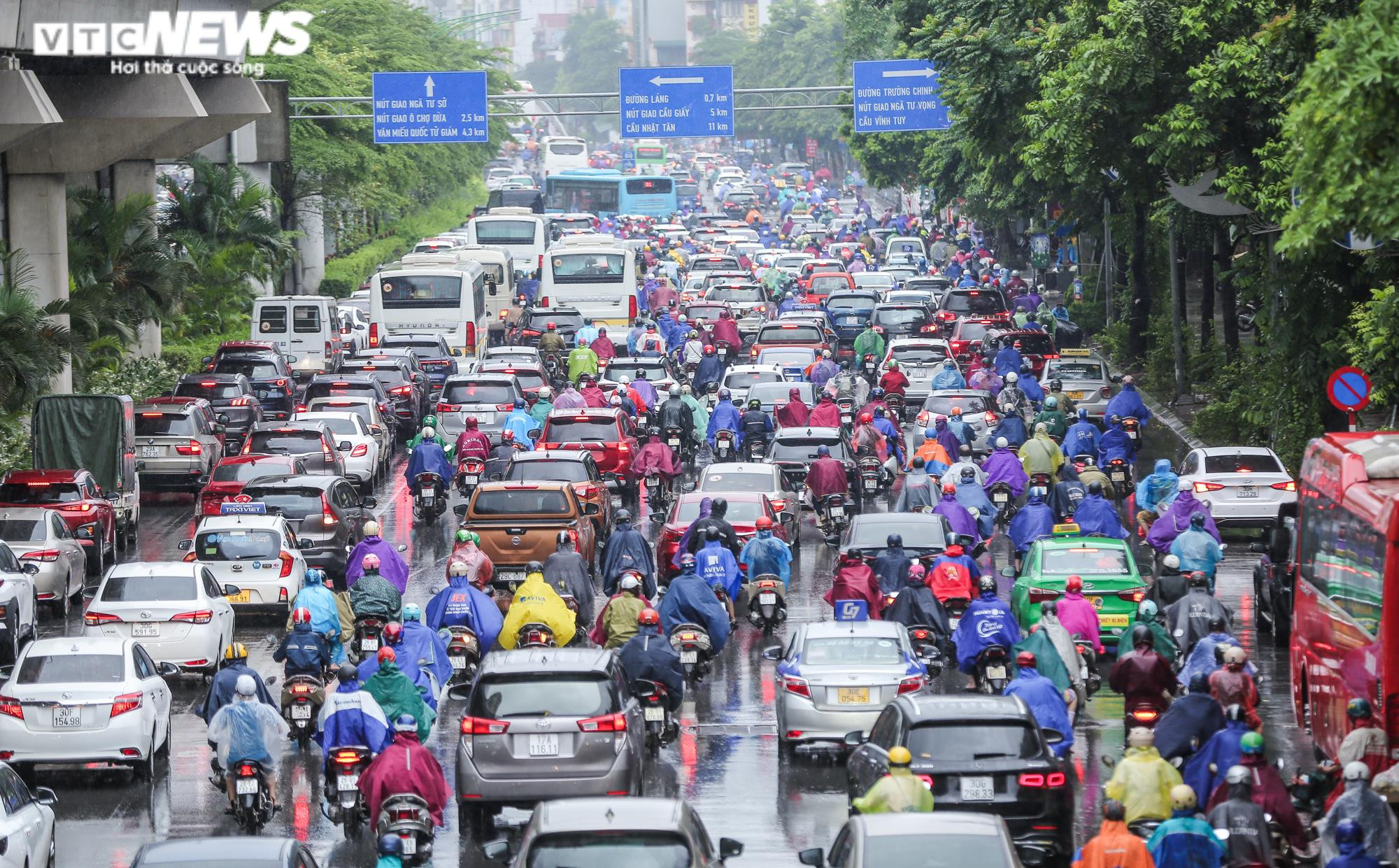Mưa trắng trời khiến nhiều tuyến đường ùn tắc, người Hà Nội chật vật đi làm sáng - 4