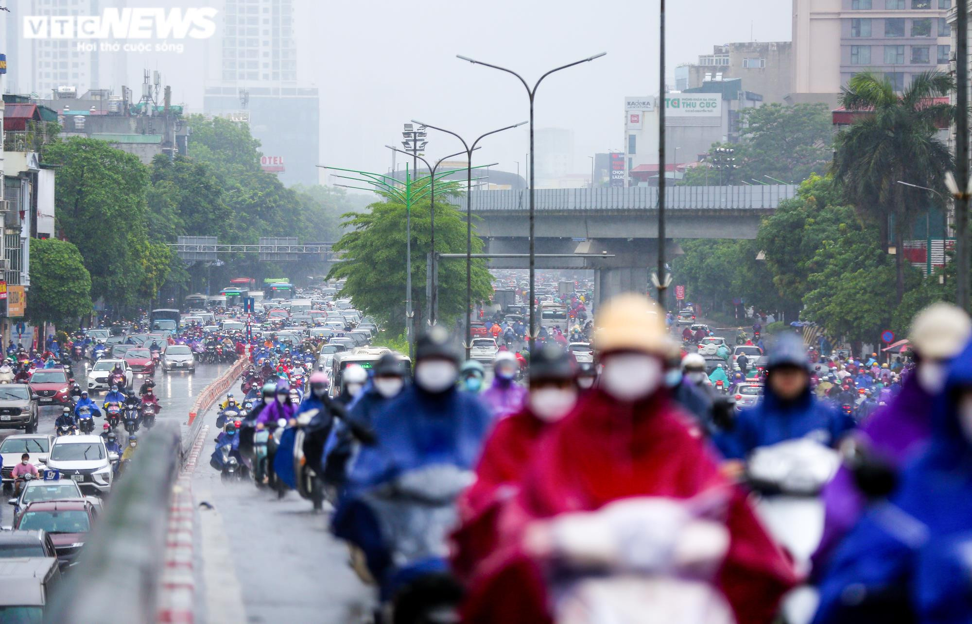 Mưa trắng trời khiến nhiều tuyến đường ùn tắc, người Hà Nội chật vật đi làm sáng - 5