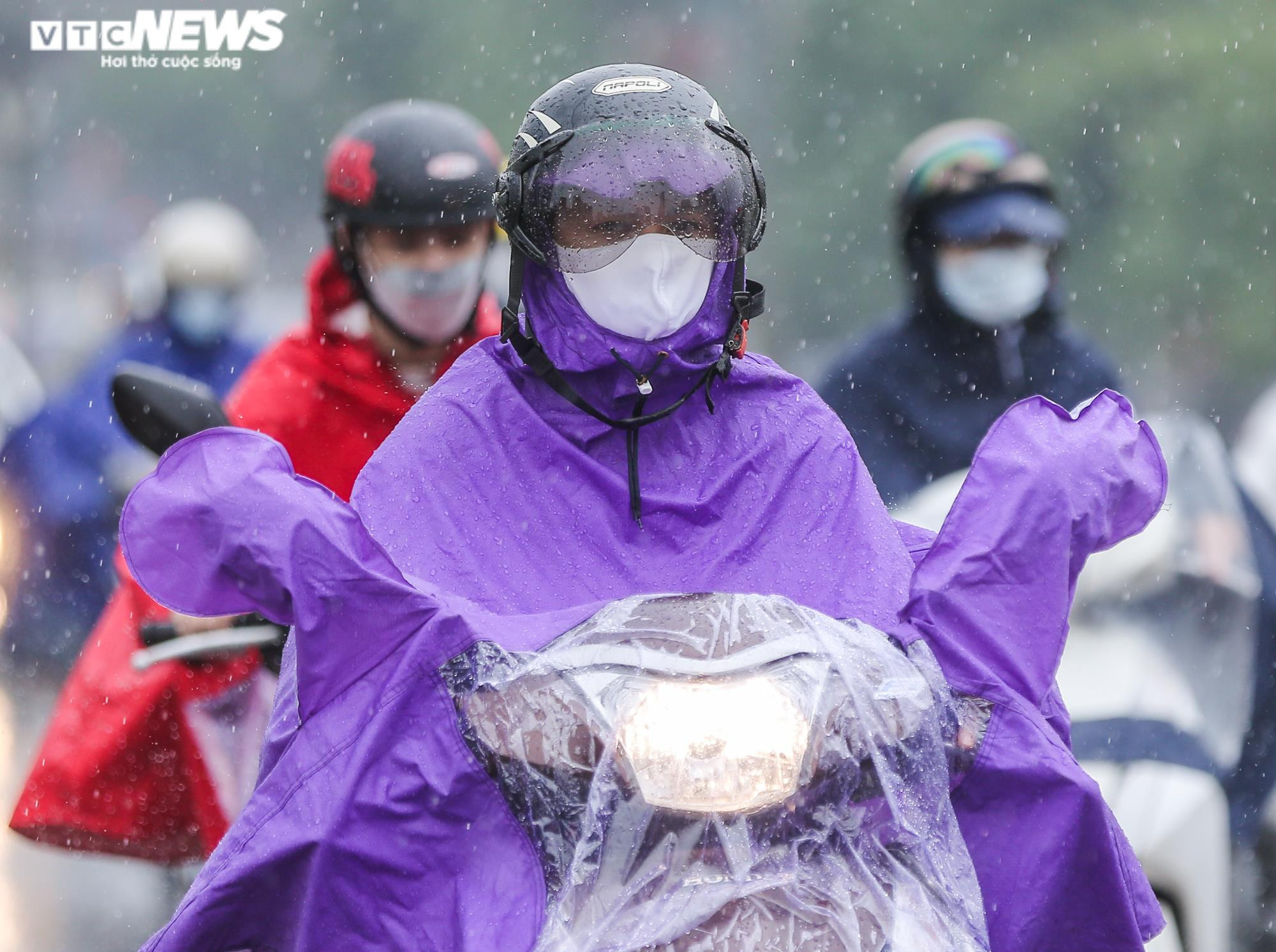 Mưa trắng trời khiến nhiều tuyến đường ùn tắc, người Hà Nội chật vật đi làm sáng - 1