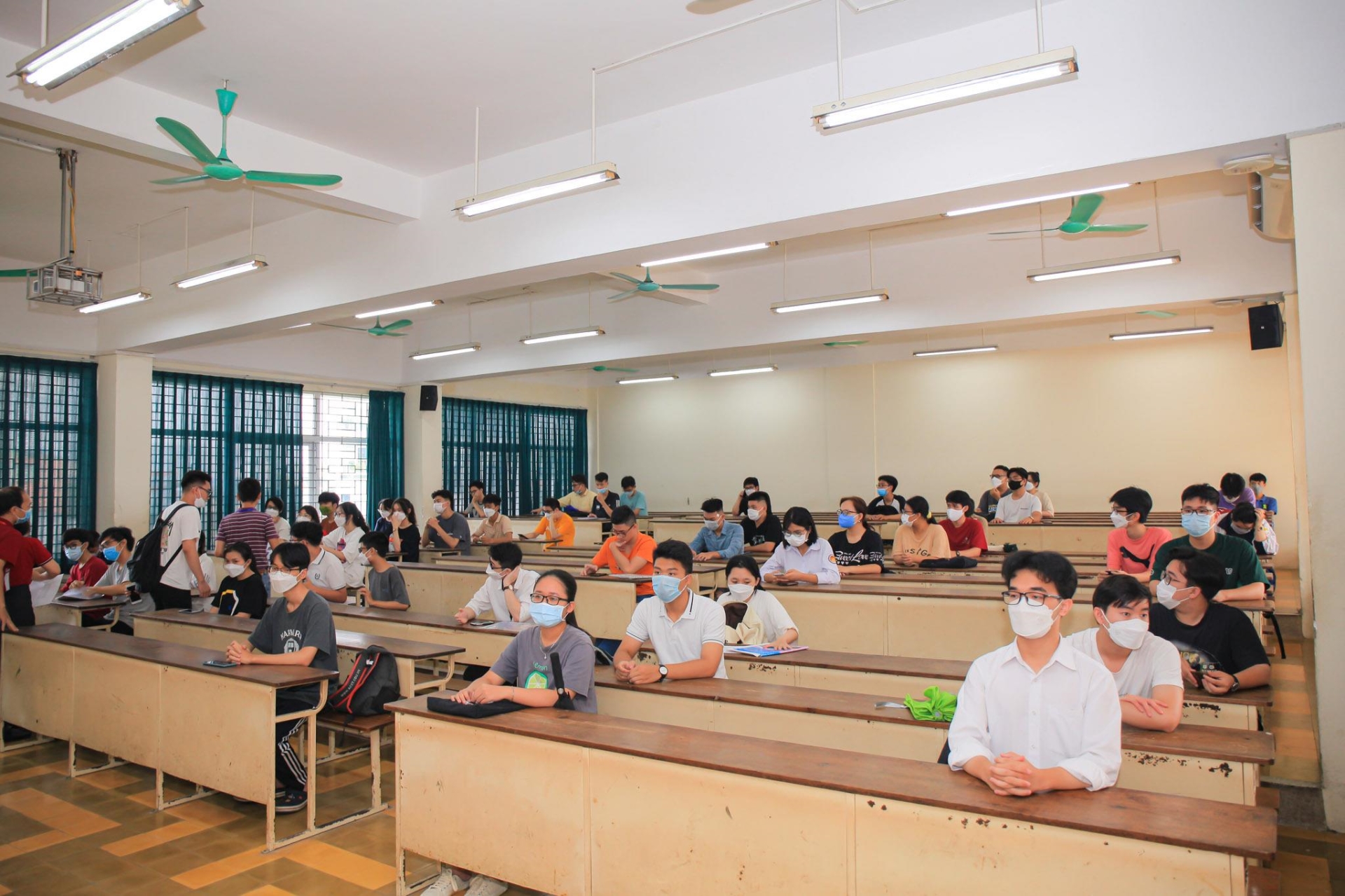 Thí sinh đội mưa tầm tã tham gia thi đánh giá tư duy Đại học Bách khoa Hà Nội - 11