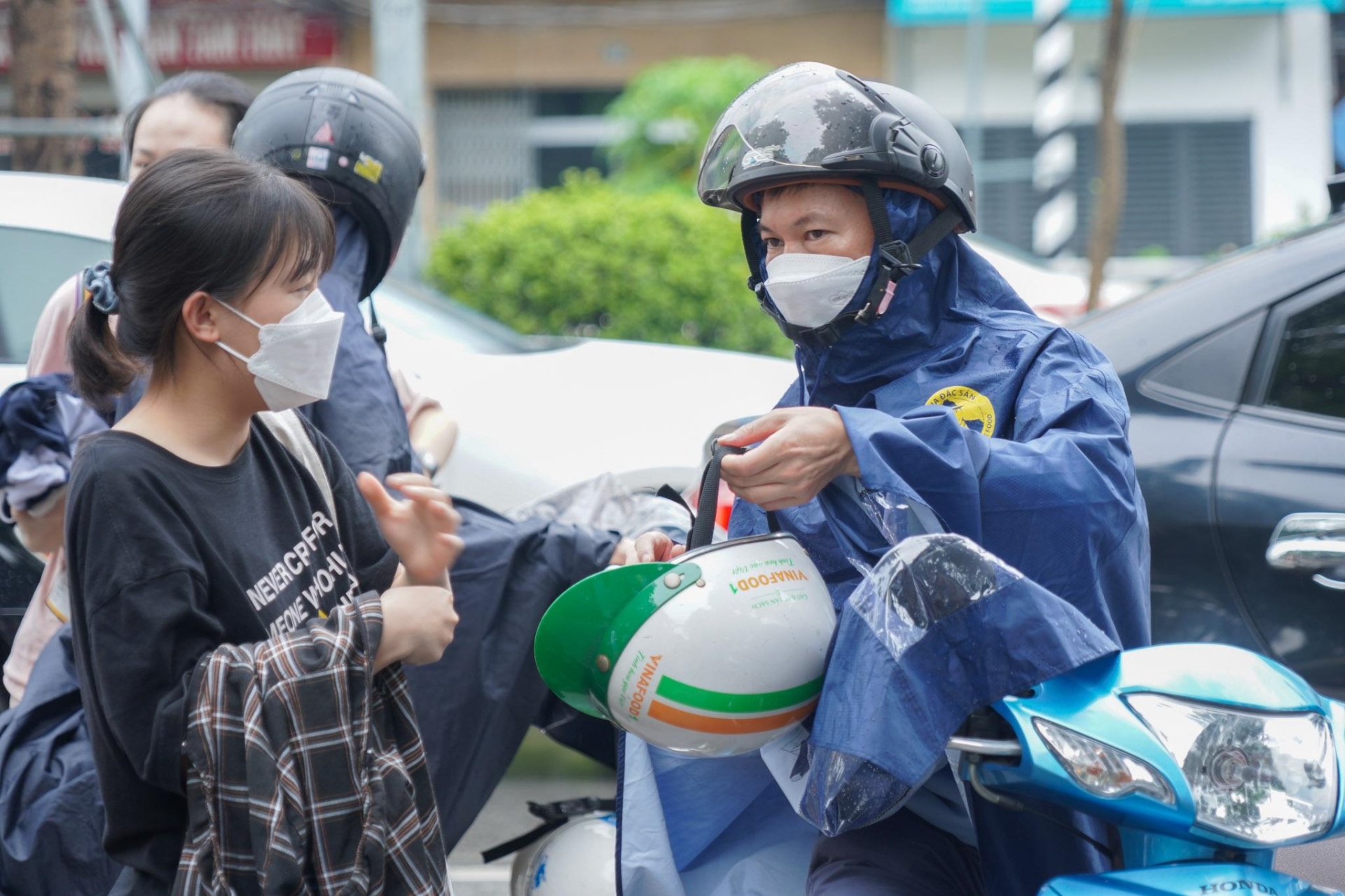 Thí sinh đội mưa tầm tã tham gia thi đánh giá tư duy Đại học Bách khoa Hà Nội - 16
