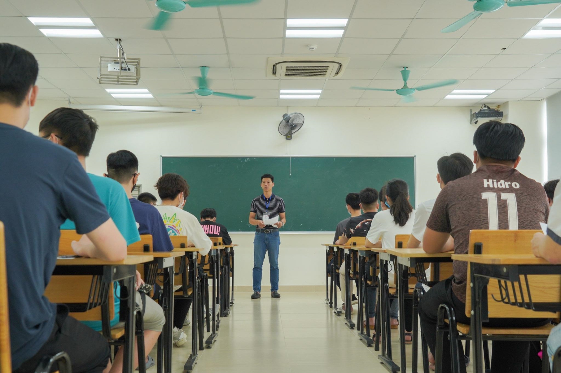 Thí sinh đội mưa tầm tã tham gia thi đánh giá tư duy Đại học Bách khoa Hà Nội - 14