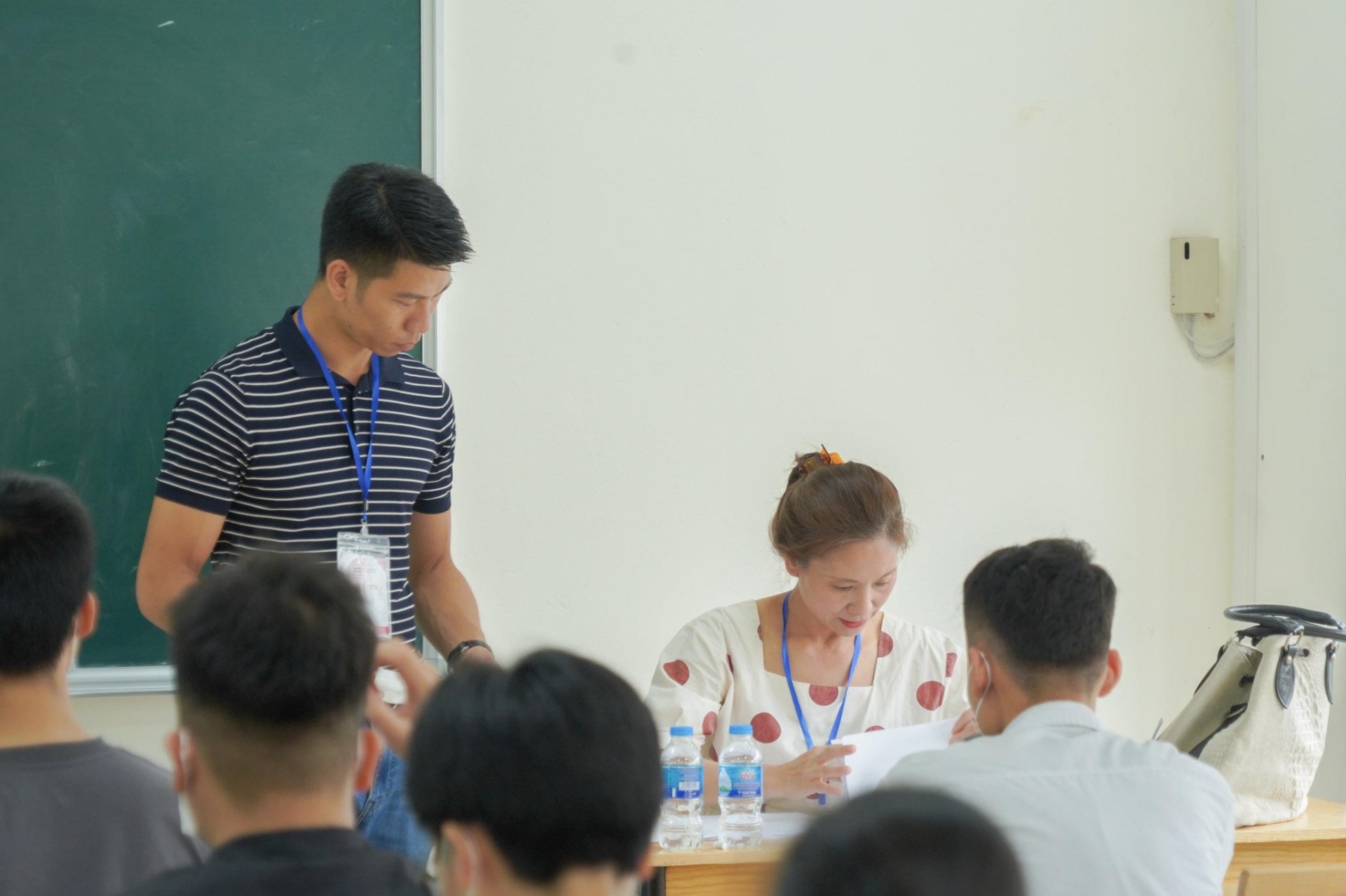Thí sinh đội mưa tầm tã tham gia thi đánh giá tư duy Đại học Bách khoa Hà Nội - 6