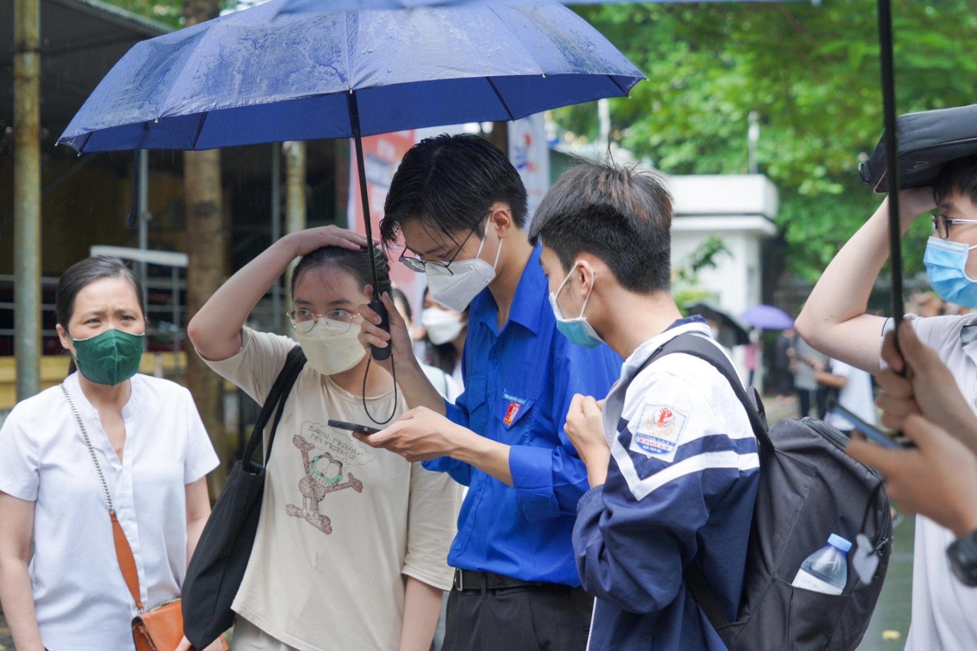 Thí sinh đội mưa tầm tã tham gia thi đánh giá tư duy Đại học Bách khoa Hà Nội - 3