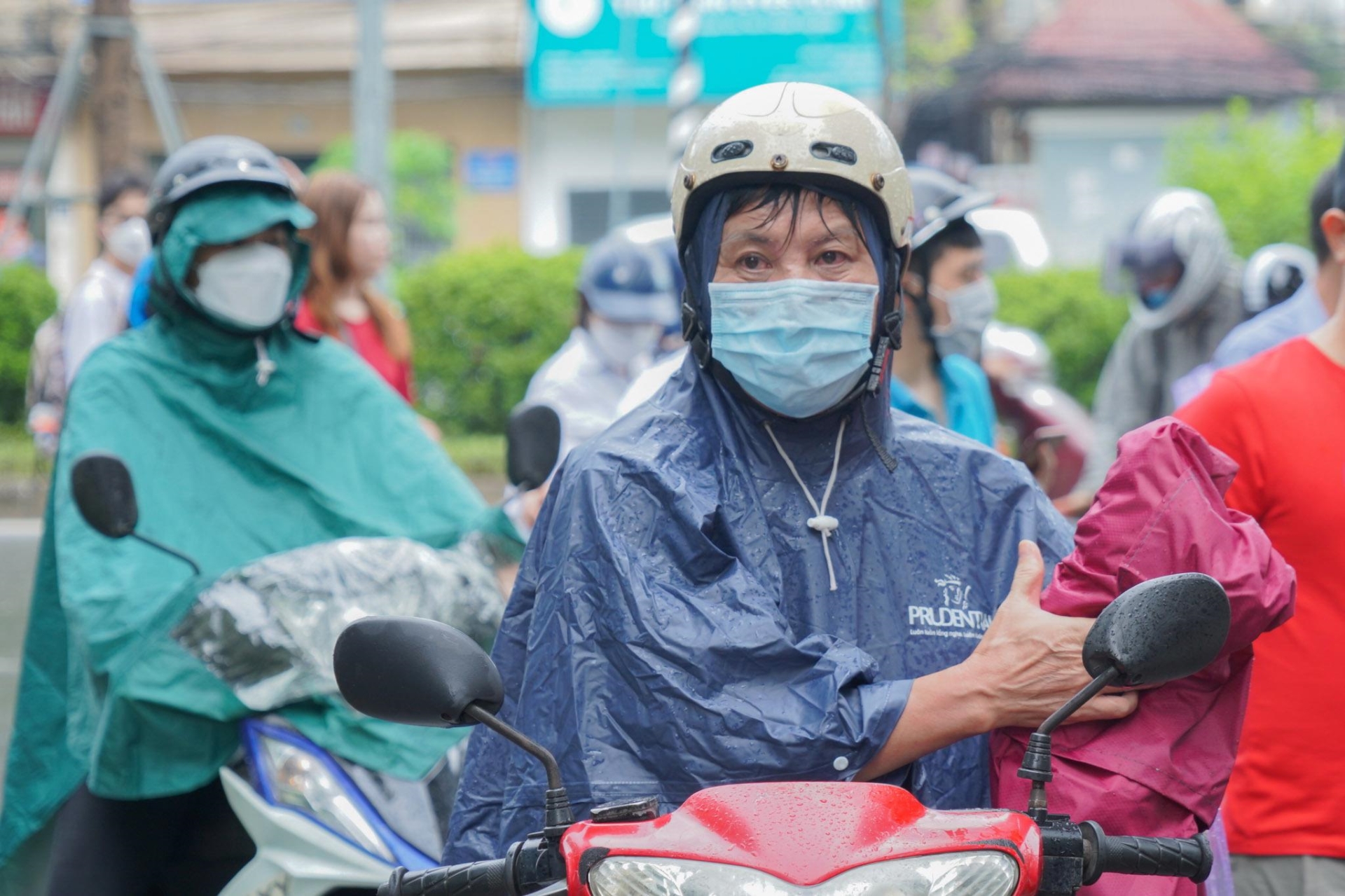 Thí sinh đội mưa tầm tã tham gia thi đánh giá tư duy Đại học Bách khoa Hà Nội - 15