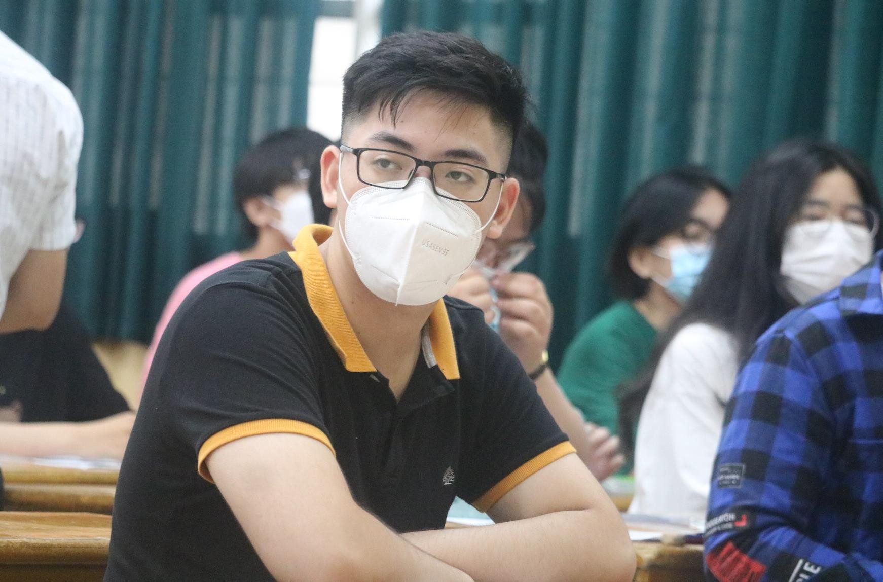 Thí sinh đội mưa tầm tã tham gia thi đánh giá tư duy Đại học Bách khoa Hà Nội - 13