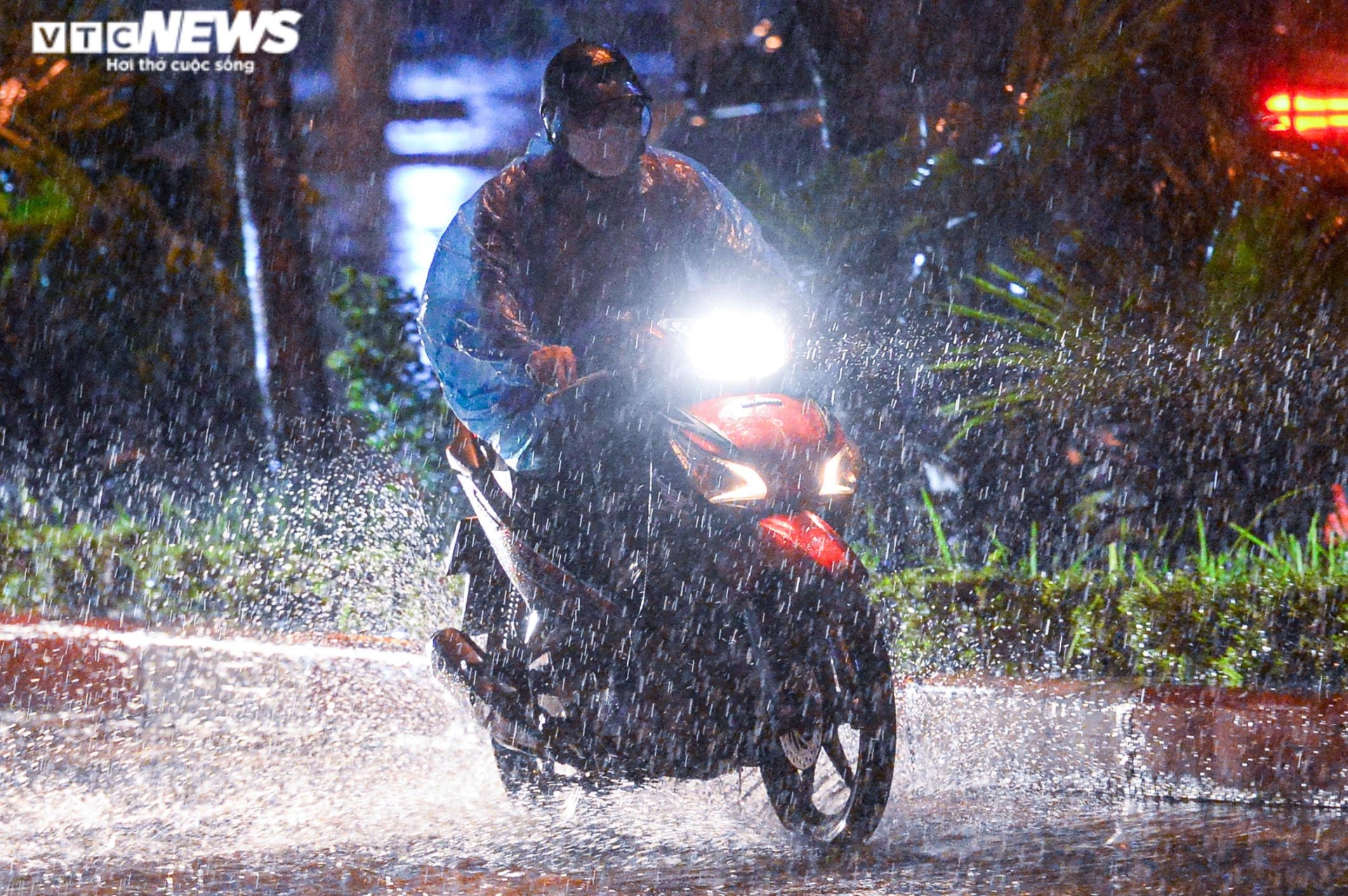 Mưa lớn, người Hà Nội chật vật trở về nhà trong đêm - 3