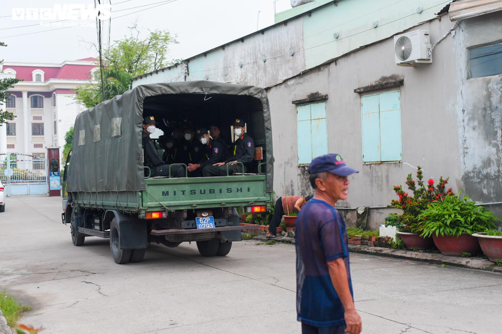 Nhiều YouTuber đến ‘livestream’ trước cổng tòa phiên xử vụ án Tịnh thất Bồng Lai - 2