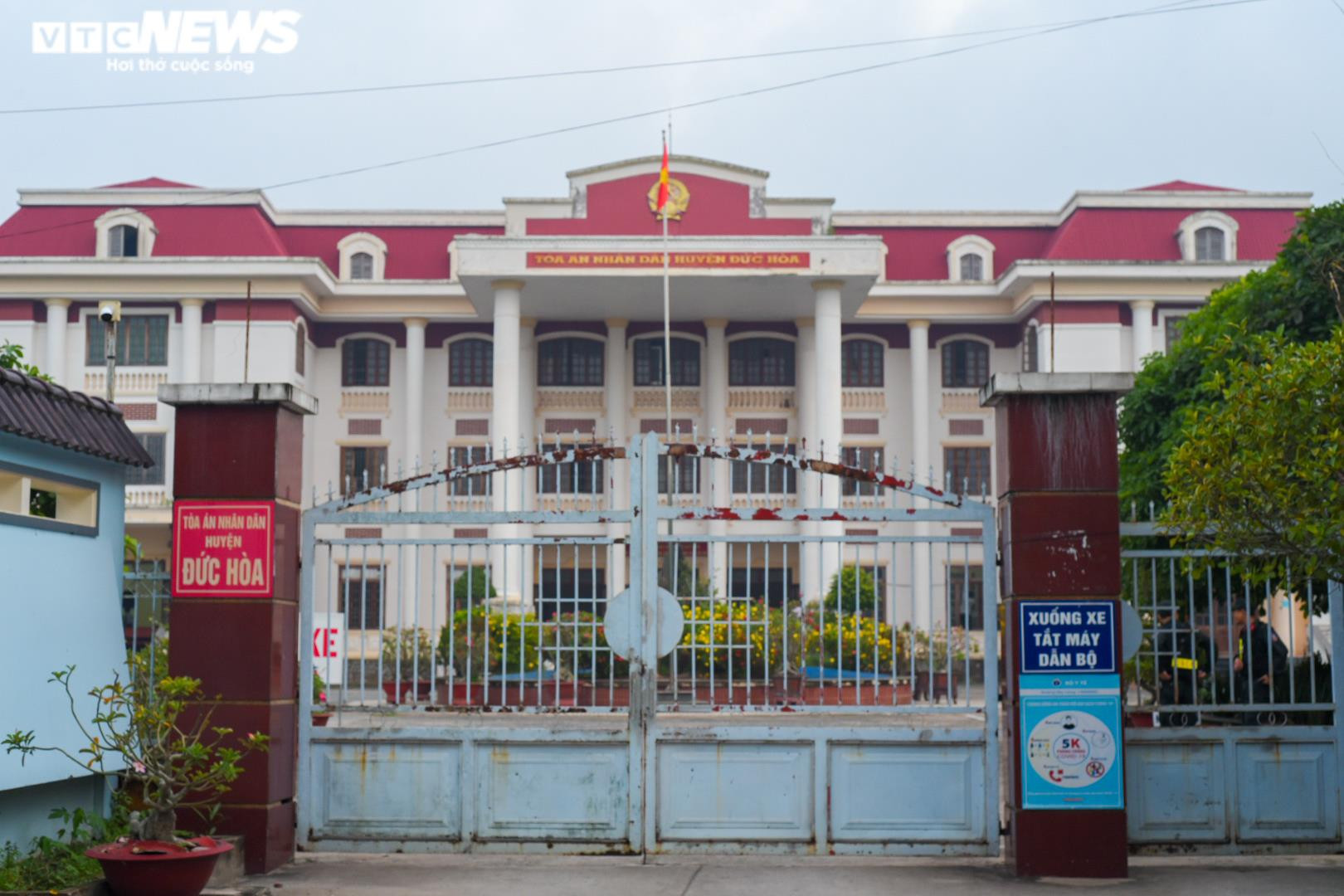 Nhiều YouTuber đến ‘livestream’ trước cổng tòa phiên xử vụ án Tịnh thất Bồng Lai - 1