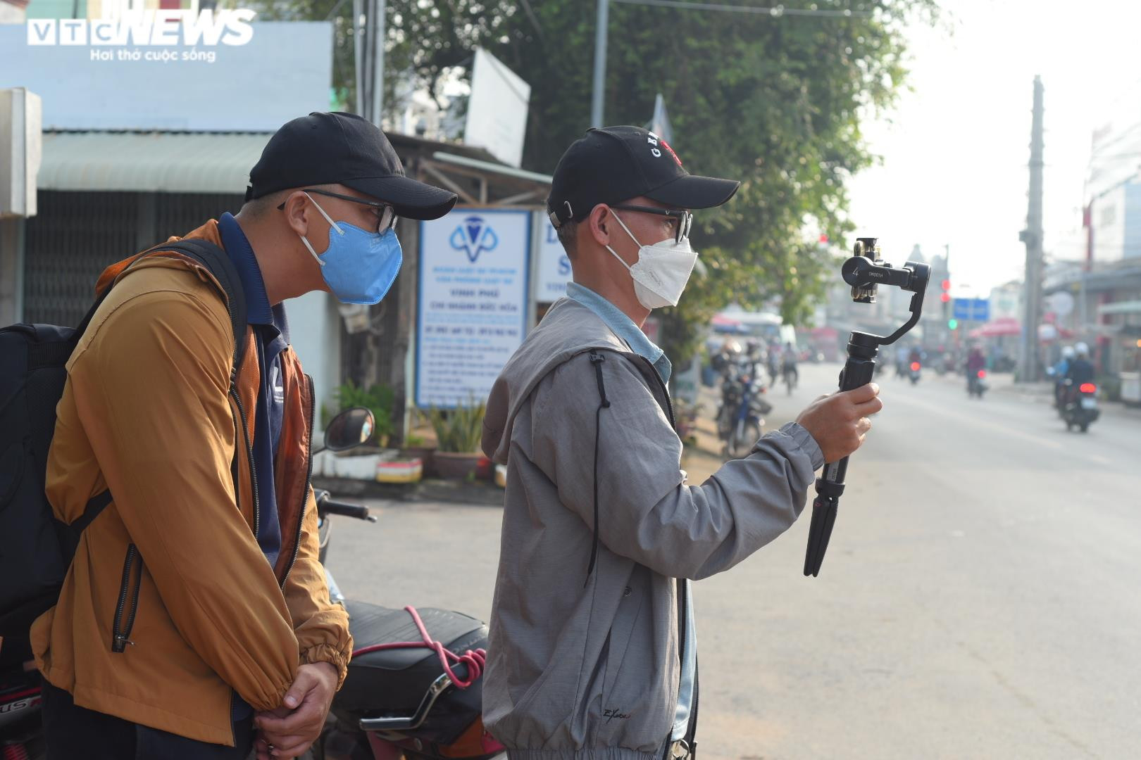 Nhiều YouTuber đến ‘livestream’ trước cổng tòa phiên xử vụ án Tịnh thất Bồng Lai - 5