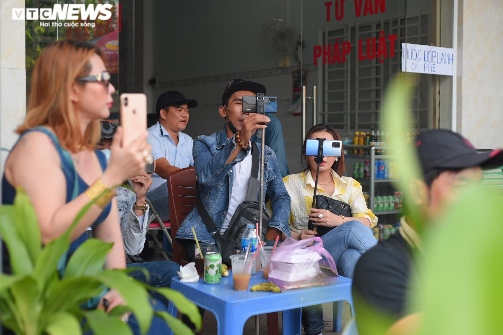 Nhiều YouTuber đến ‘livestream’ trước cổng tòa phiên xử vụ án Tịnh thất Bồng Lai - 4