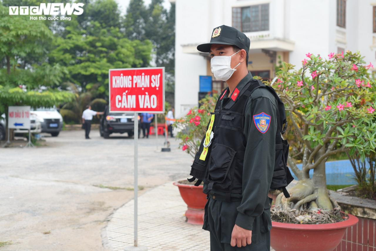 Nhiều YouTuber đến ‘livestream’ trước cổng tòa phiên xử vụ án Tịnh thất Bồng Lai - 11