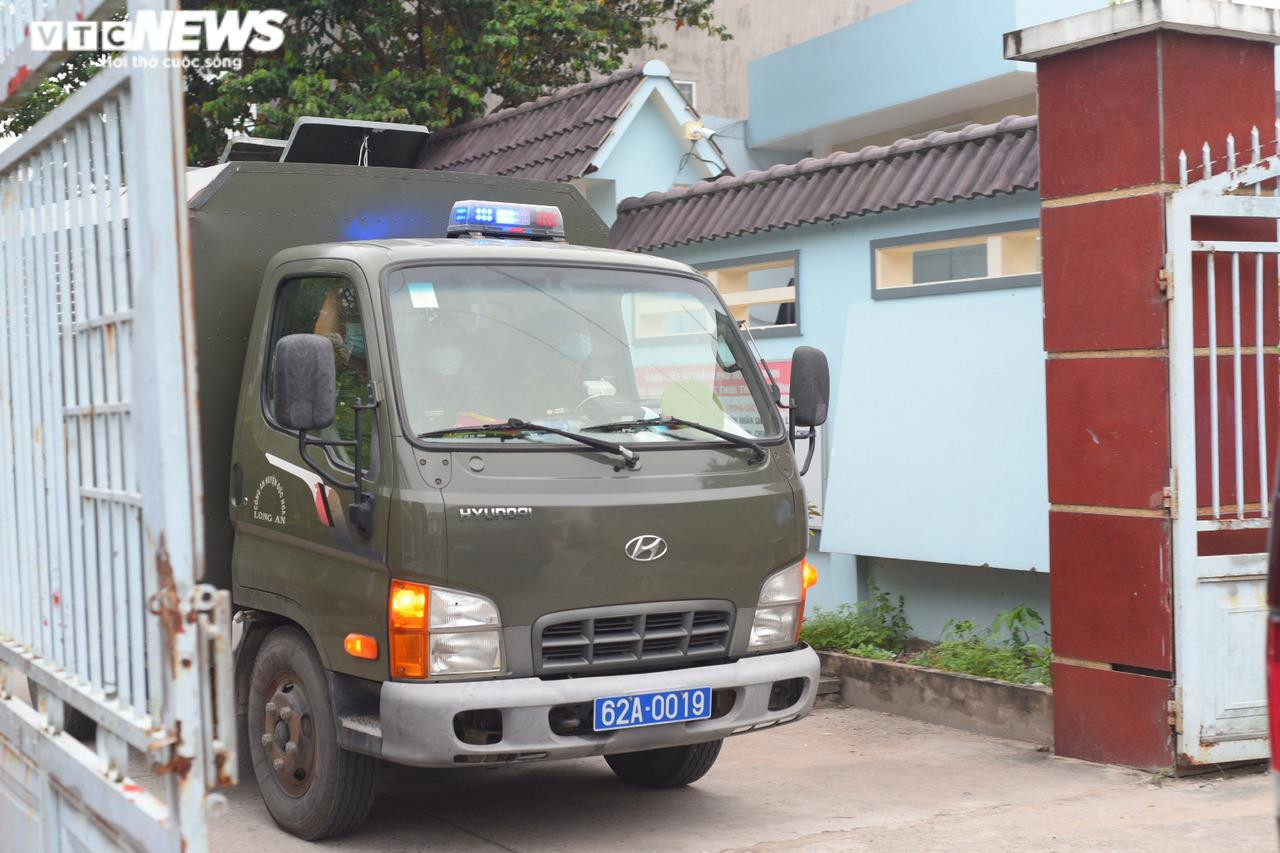 Nhiều YouTuber đến ‘livestream’ trước cổng tòa phiên xử vụ án Tịnh thất Bồng Lai - 9