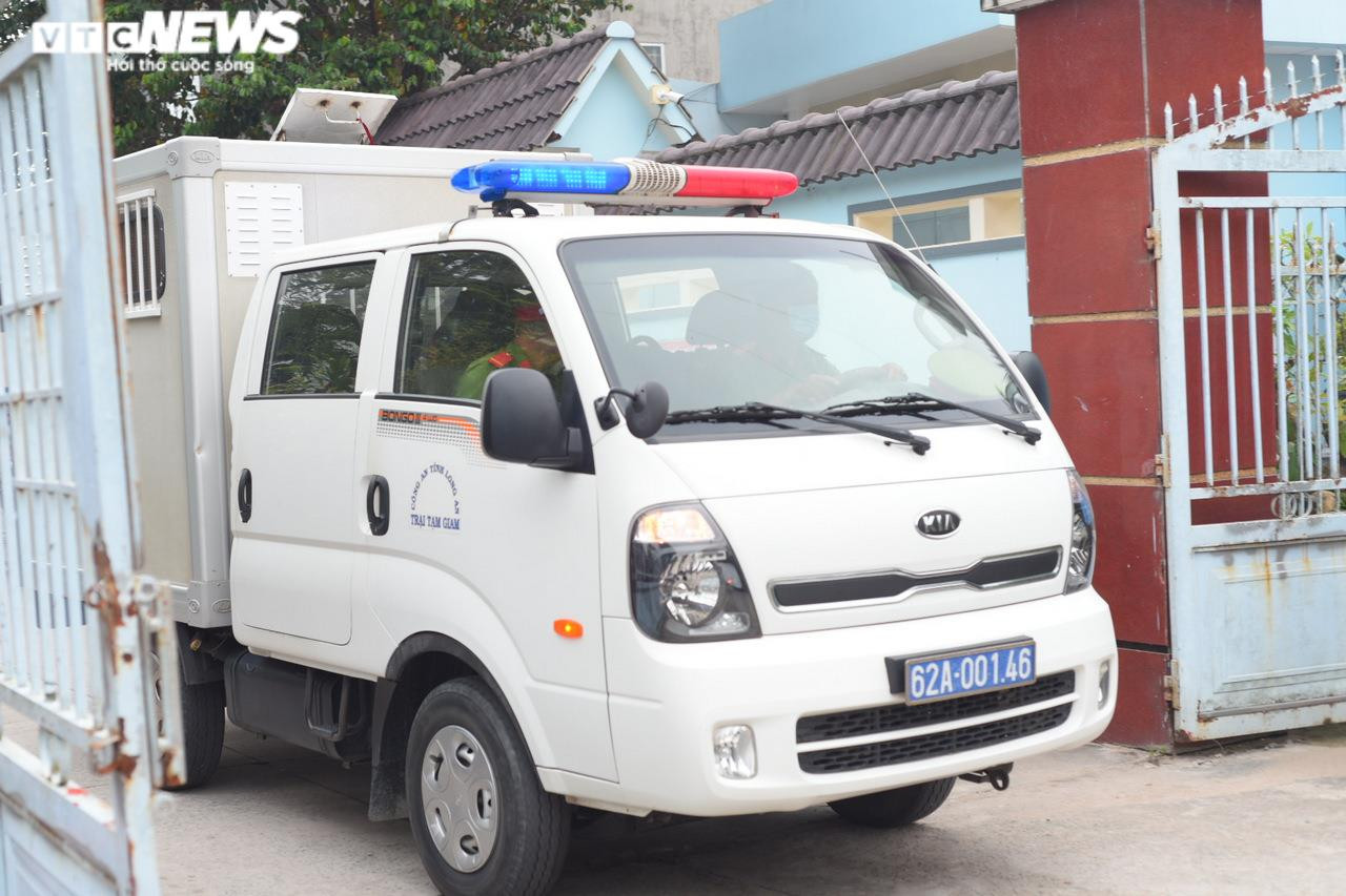 Nhiều YouTuber đến ‘livestream’ trước cổng tòa phiên xử vụ án Tịnh thất Bồng Lai - 8