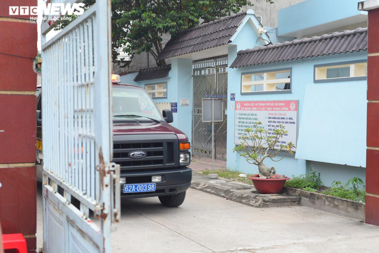 Nhiều YouTuber đến ‘livestream’ trước cổng tòa phiên xử vụ án Tịnh thất Bồng Lai - 7