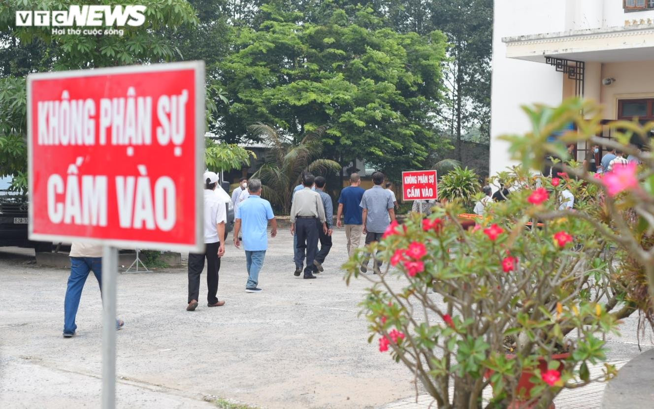 Nhiều YouTuber đến ‘livestream’ trước cổng tòa phiên xử vụ án Tịnh thất Bồng Lai - 12