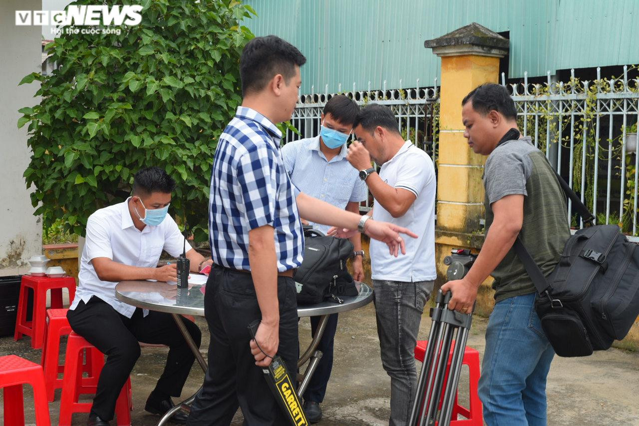 Nhiều YouTuber đến ‘livestream’ trước cổng tòa phiên xử vụ án Tịnh thất Bồng Lai - 6