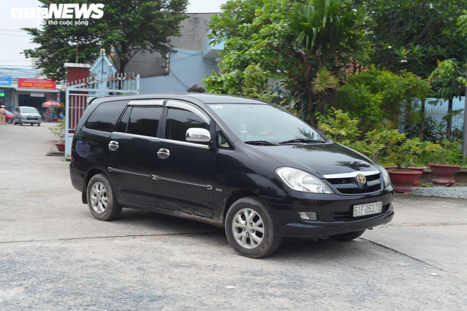 Nhiều YouTuber đến ‘livestream’ trước cổng tòa phiên xử vụ án Tịnh thất Bồng Lai - 10