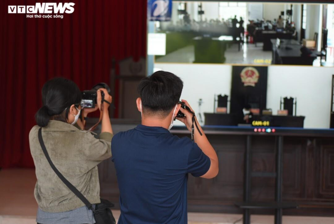 Nhiều YouTuber đến ‘livestream’ trước cổng tòa phiên xử vụ án Tịnh thất Bồng Lai - 13