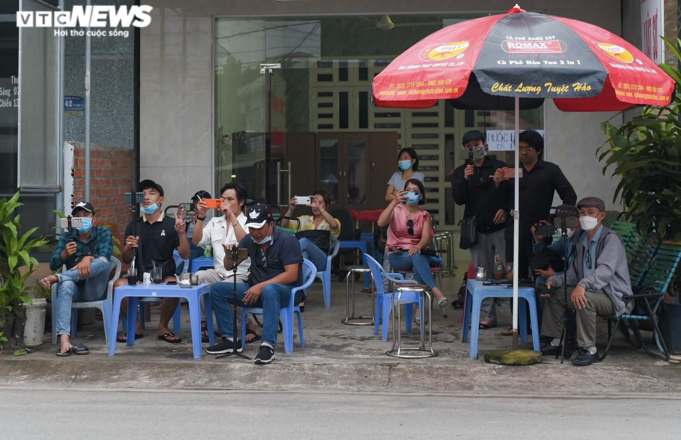 Nhiều YouTuber đến ‘livestream’ trước cổng tòa phiên xử vụ án Tịnh thất Bồng Lai - 3