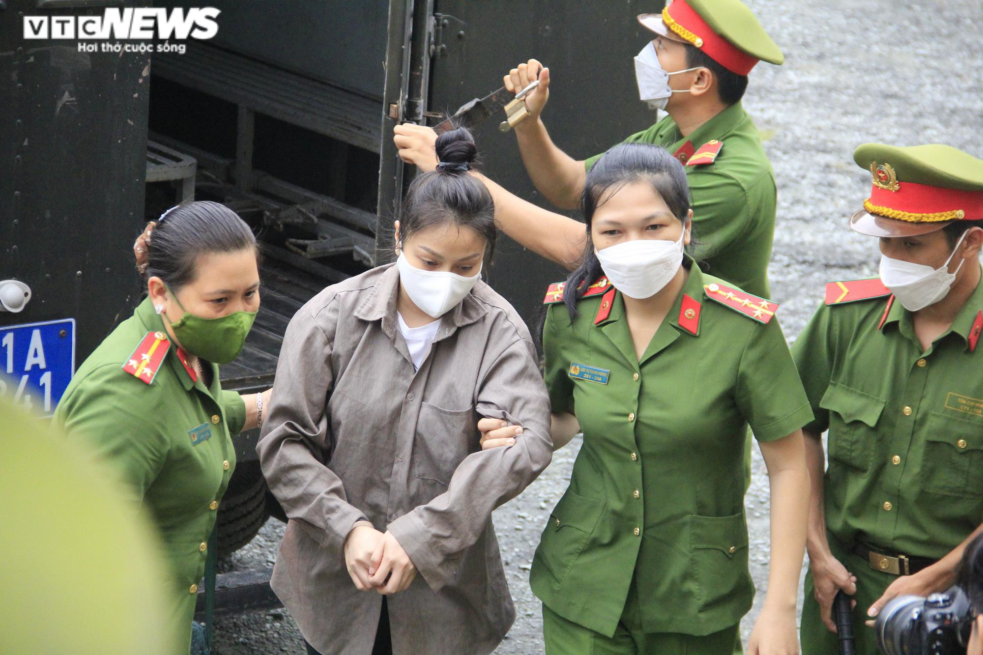 Ảnh: ‘Dì ghẻ’ hành hạ bé gái 8 tuổi đến chết được dẫn giải đến tòa - 4