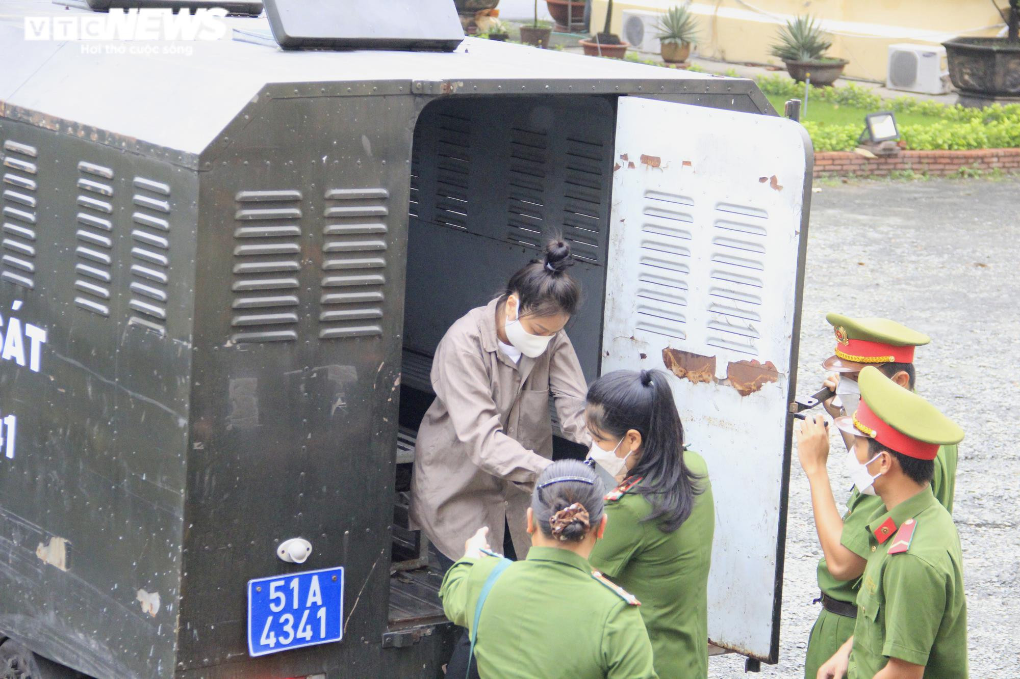 Ảnh: ‘Dì ghẻ’ hành hạ bé gái 8 tuổi đến chết được dẫn giải đến tòa - 3