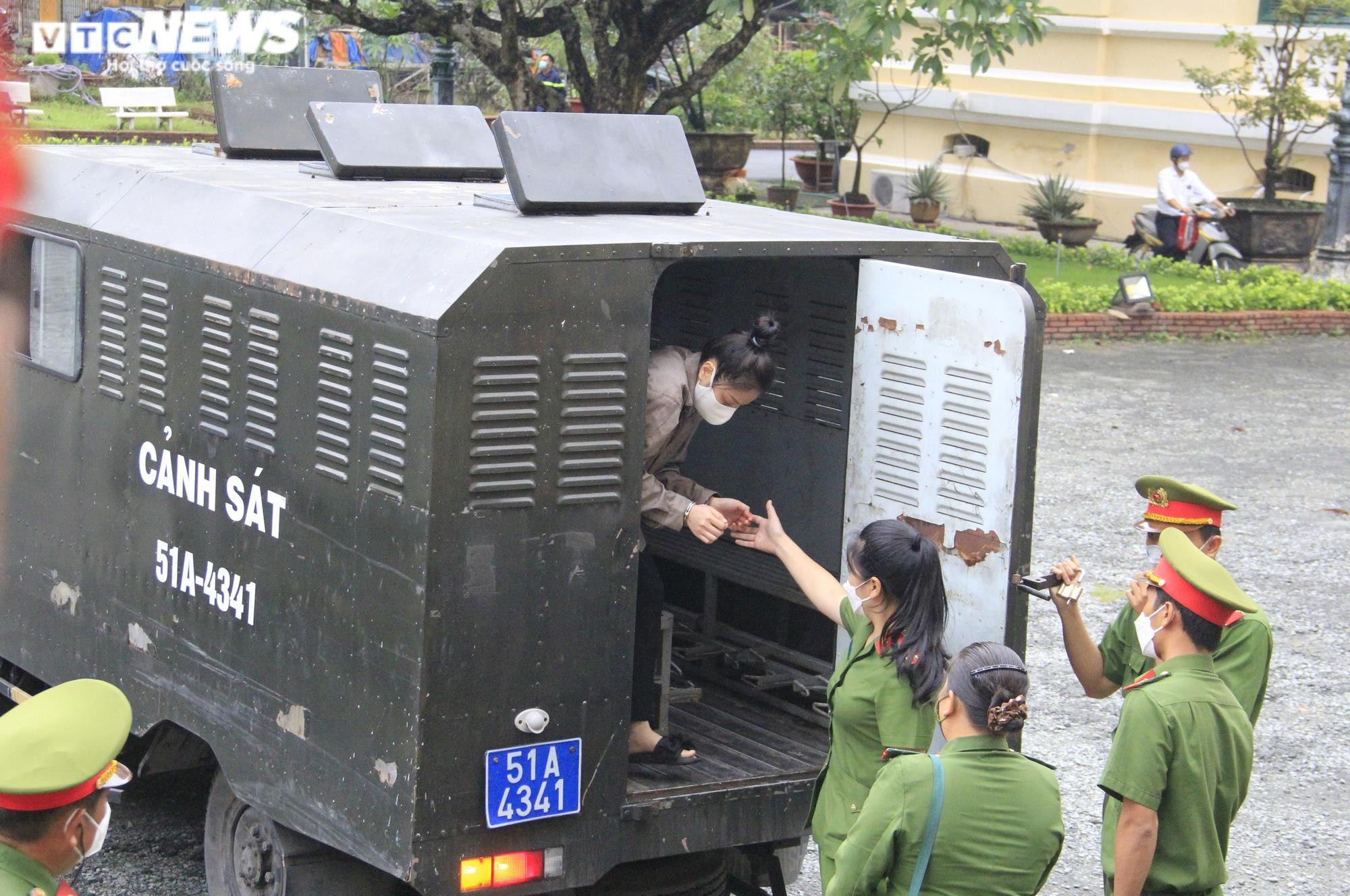 Ảnh: ‘Dì ghẻ’ hành hạ bé gái 8 tuổi đến chết được dẫn giải đến tòa - 2