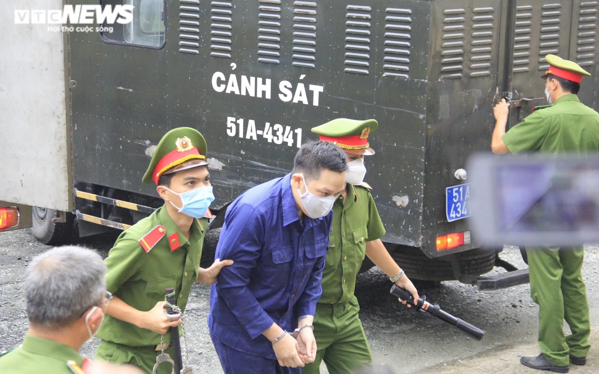 Ảnh: ‘Dì ghẻ’ hành hạ bé gái 8 tuổi đến chết được dẫn giải đến tòa - 6