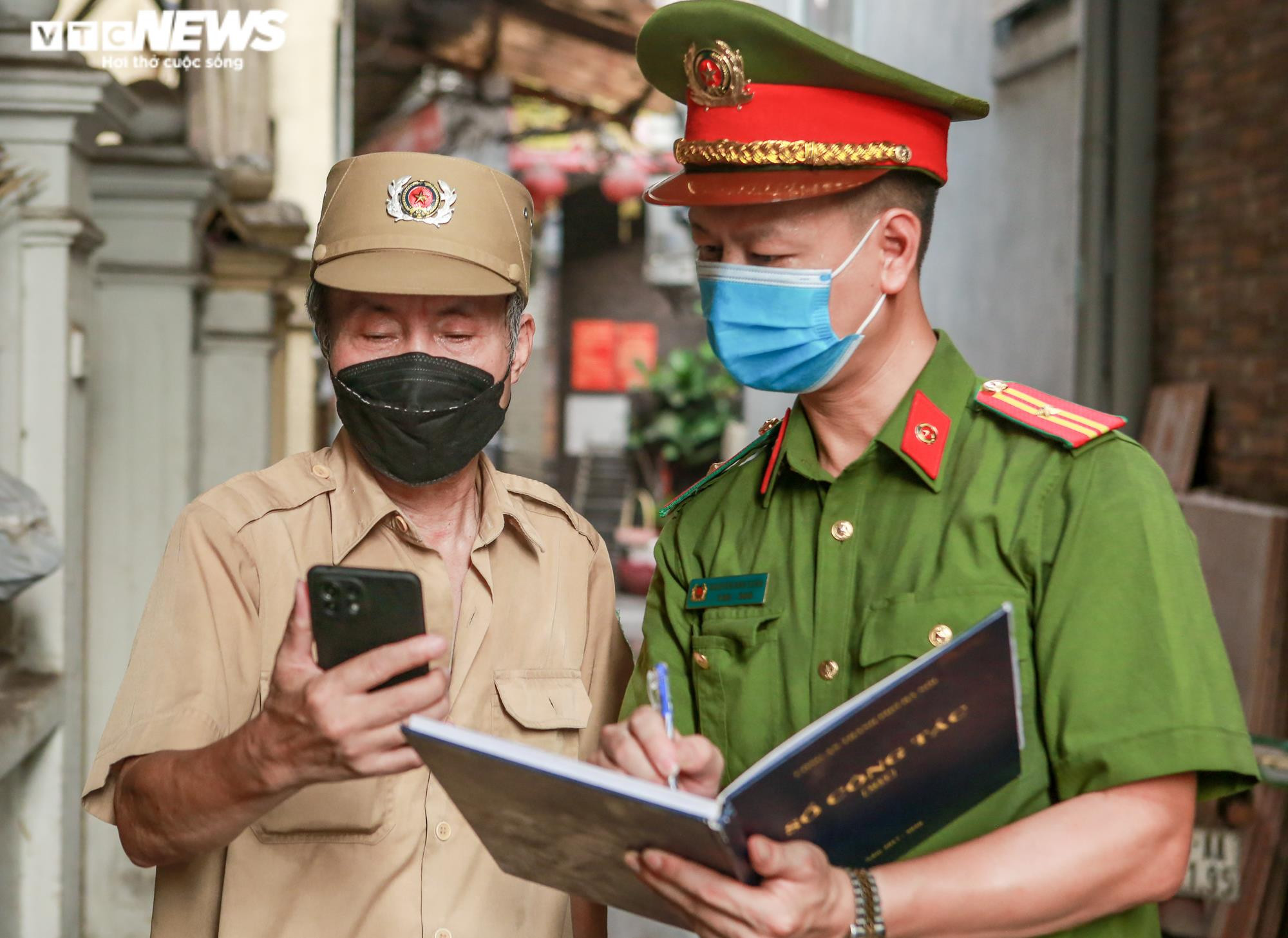 Ảnh: 'Mắt thần' ngày đêm bảo vệ an ninh cho ngõ phố Thủ đô - 8