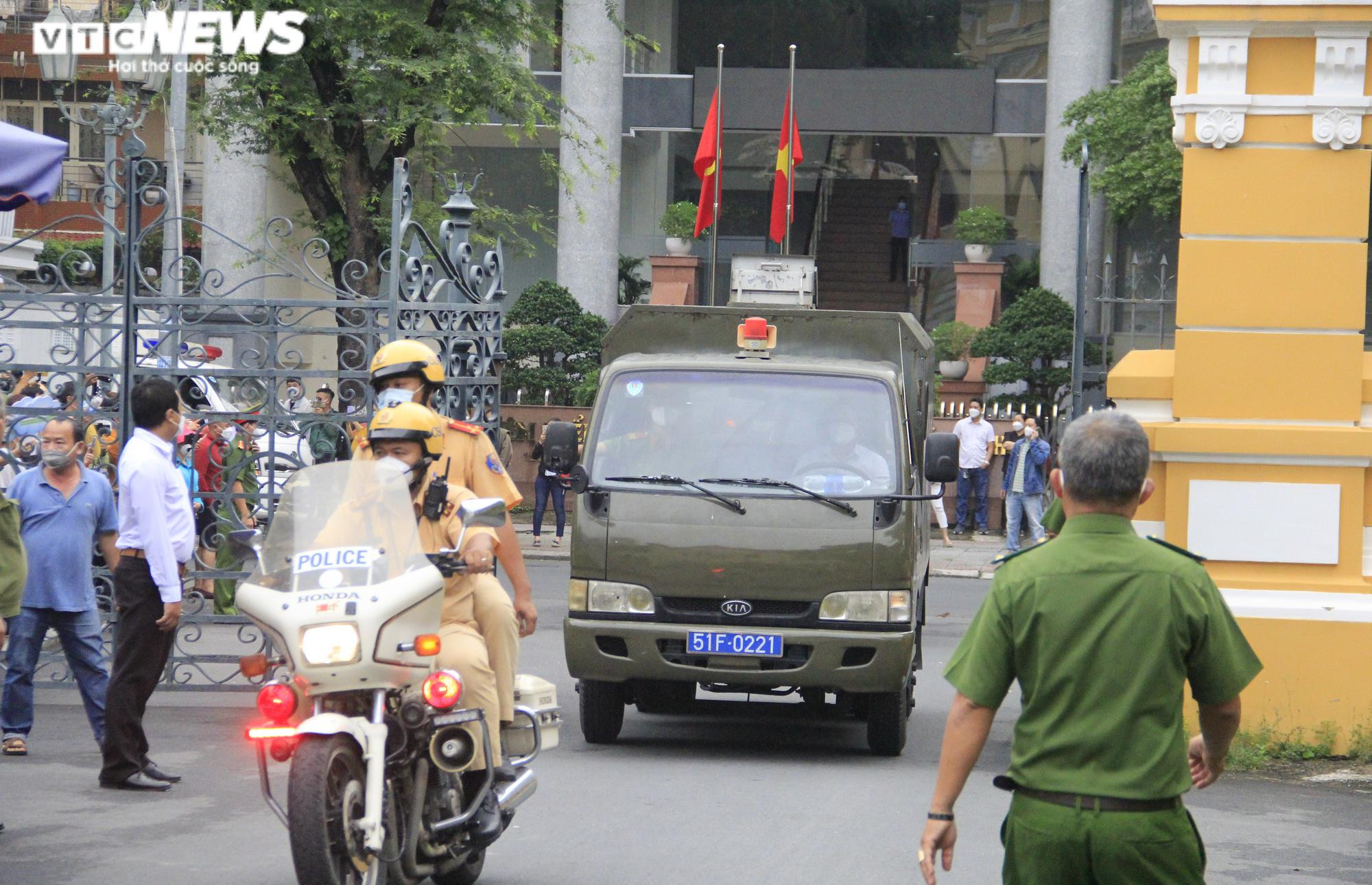 Ảnh: ‘Dì ghẻ’ hành hạ bé gái 8 tuổi đến chết được dẫn giải đến tòa - 1