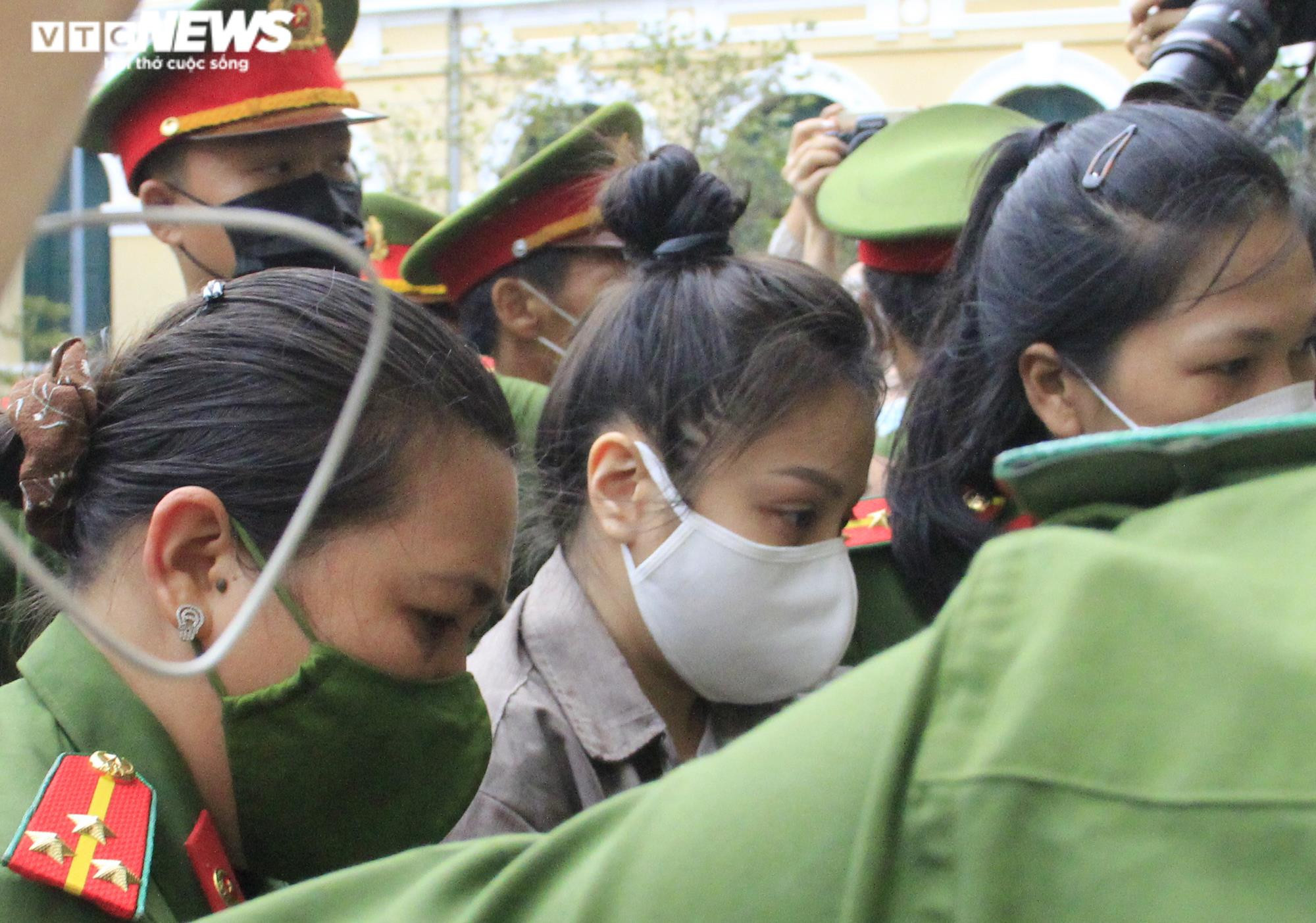 Ảnh: ‘Dì ghẻ’ hành hạ bé gái 8 tuổi đến chết được dẫn giải đến tòa - 5